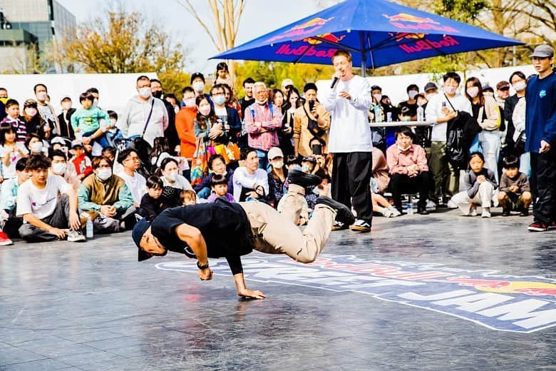 野中泰輔さんのインスタグラム写真 - (野中泰輔Instagram)「Red Bull Street Jam in Hiroshima🔥  色んなジャンルのアスリート達が同じ場所で高め合いながらお客さんにその姿を見せる！！ そんな最高で楽しい空間がRed Bull Street Jam🔥  📸 @_tsubasakobayashi  #bboytaisuke #redbull #g_shock  #makavelic #ozracing #thefloorriorz #ftheb #jmb #flexdream #puma #SHieNA #Goldenmission」4月10日 18時38分 - bboy_taisuke