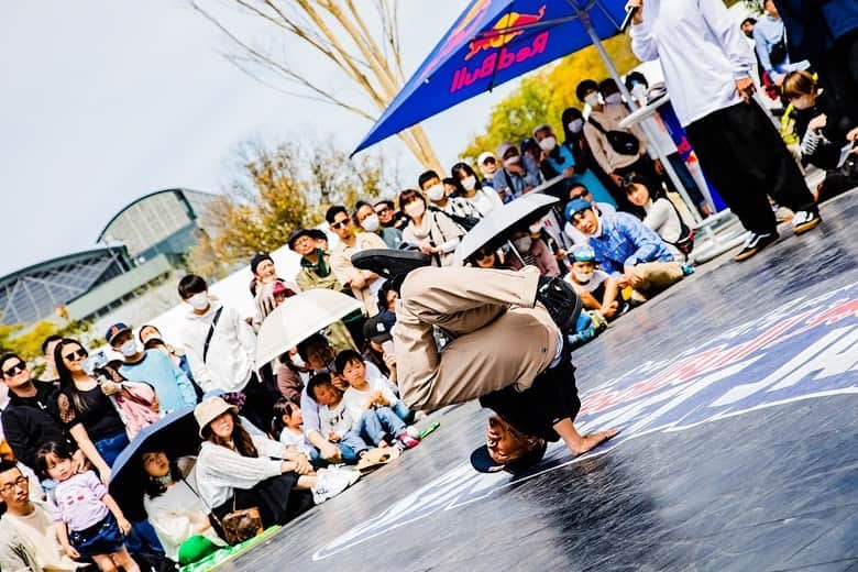 野中泰輔さんのインスタグラム写真 - (野中泰輔Instagram)「Red Bull Street Jam in Hiroshima🔥  色んなジャンルのアスリート達が同じ場所で高め合いながらお客さんにその姿を見せる！！ そんな最高で楽しい空間がRed Bull Street Jam🔥  📸 @_tsubasakobayashi  #bboytaisuke #redbull #g_shock  #makavelic #ozracing #thefloorriorz #ftheb #jmb #flexdream #puma #SHieNA #Goldenmission」4月10日 18時38分 - bboy_taisuke