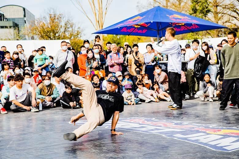 野中泰輔さんのインスタグラム写真 - (野中泰輔Instagram)「Red Bull Street Jam in Hiroshima🔥  色んなジャンルのアスリート達が同じ場所で高め合いながらお客さんにその姿を見せる！！ そんな最高で楽しい空間がRed Bull Street Jam🔥  📸 @_tsubasakobayashi  #bboytaisuke #redbull #g_shock  #makavelic #ozracing #thefloorriorz #ftheb #jmb #flexdream #puma #SHieNA #Goldenmission」4月10日 18時38分 - bboy_taisuke