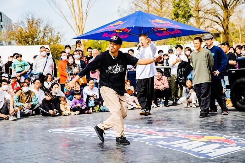 野中泰輔のインスタグラム：「Red Bull Street Jam in Hiroshima🔥  色んなジャンルのアスリート達が同じ場所で高め合いながらお客さんにその姿を見せる！！ そんな最高で楽しい空間がRed Bull Street Jam🔥  📸 @_tsubasakobayashi  #bboytaisuke #redbull #g_shock  #makavelic #ozracing #thefloorriorz #ftheb #jmb #flexdream #puma #SHieNA #Goldenmission」