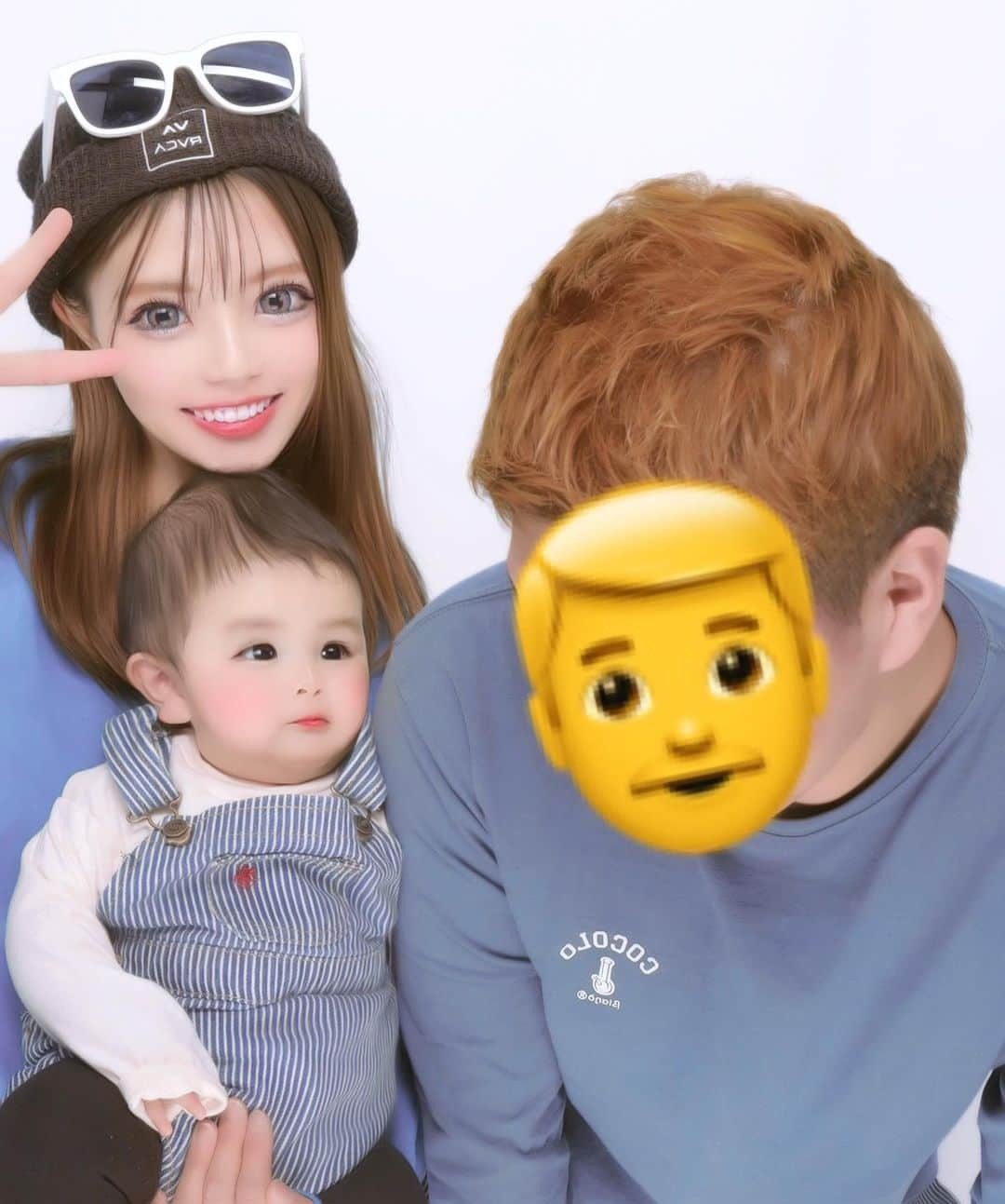 ちひろさんのインスタグラム写真 - (ちひろInstagram)「.  👩👶👨  らいちゃんは保育園だったので3人でお散歩した日🚶‍♀️  3人で写真撮ったときも、らいが居ない可愛そう〜って話してた🥺  次は4人で撮ろうね📸  グリーン出会わせたのにプリだと色が変わった🥹  #ファッション #コーデ #ファッションコーデ #メイク #オシャレ #オシャレさんと繋がりたい #ootd  #家族 #プリ #プリクラ #プリント倶楽部」4月10日 18時39分 - chihiro_grm