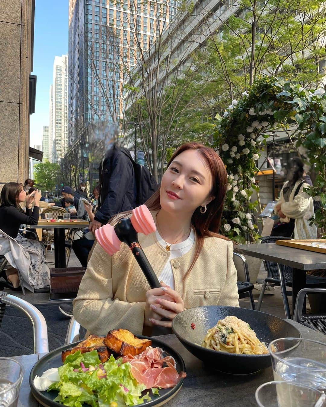 みそさんのインスタグラム写真 - (みそInstagram)「ブルピンLive前に テラスでランチ食べて、、足りなさすぎて 速攻ピザ食べに行った🤪 #おしゃれなご飯は基本少量 #参戦飯」4月10日 18時45分 - j__ms_99