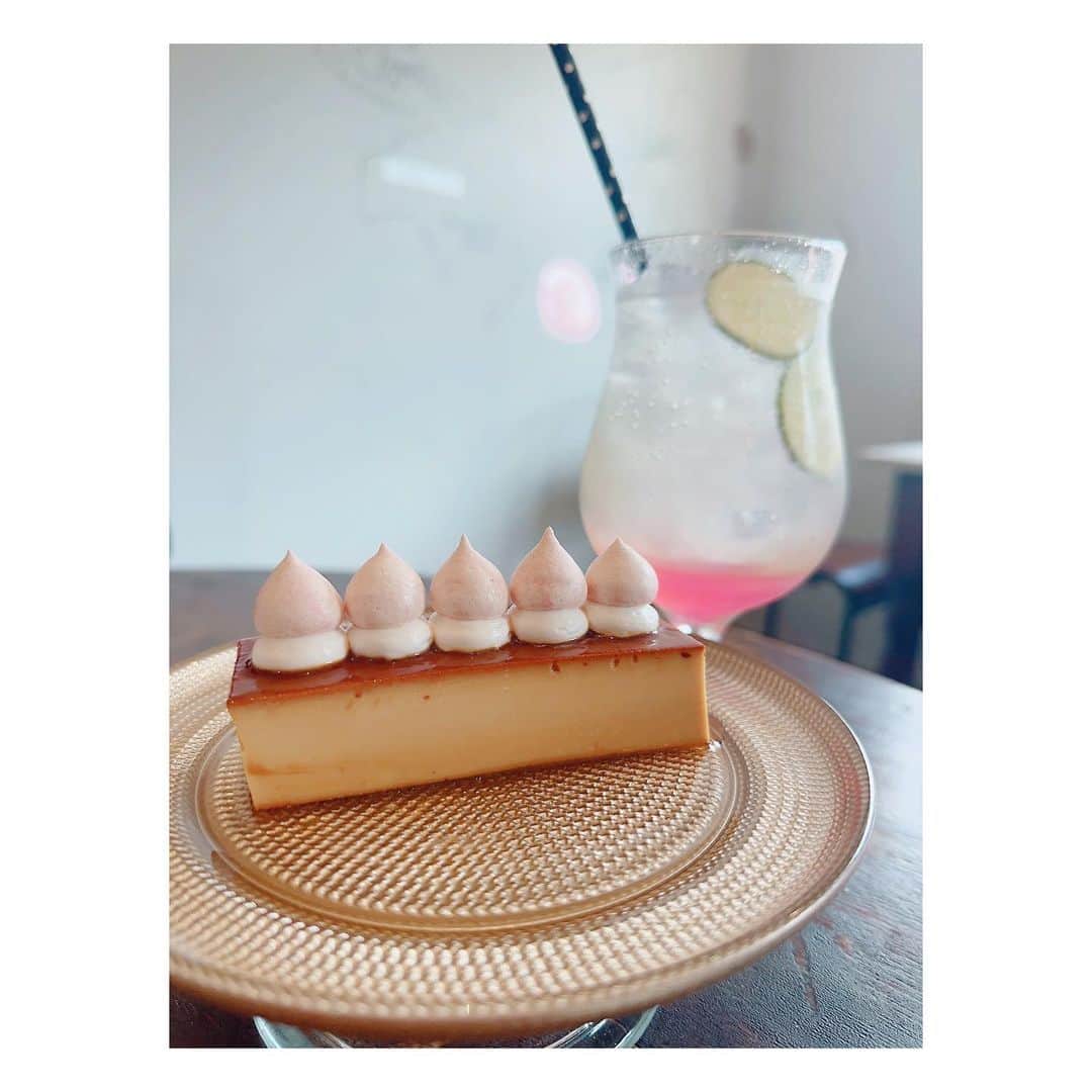 石井奏美のインスタグラム：「ずっと気になっていたTIAMTABLEさんで 桜のメレンゲがのった固めプリンと 桜ライムソーダを🥤🌸  まだまだ春を感じられて とっても美味しかったです✨  1テーブルずつ違うお花が 飾られているのも素敵でした💐  #香川#香川カフェ#高松#高松カフェ#屋島#屋島カフェ#tiamtable #推しグルメにムチュー#私推してます」