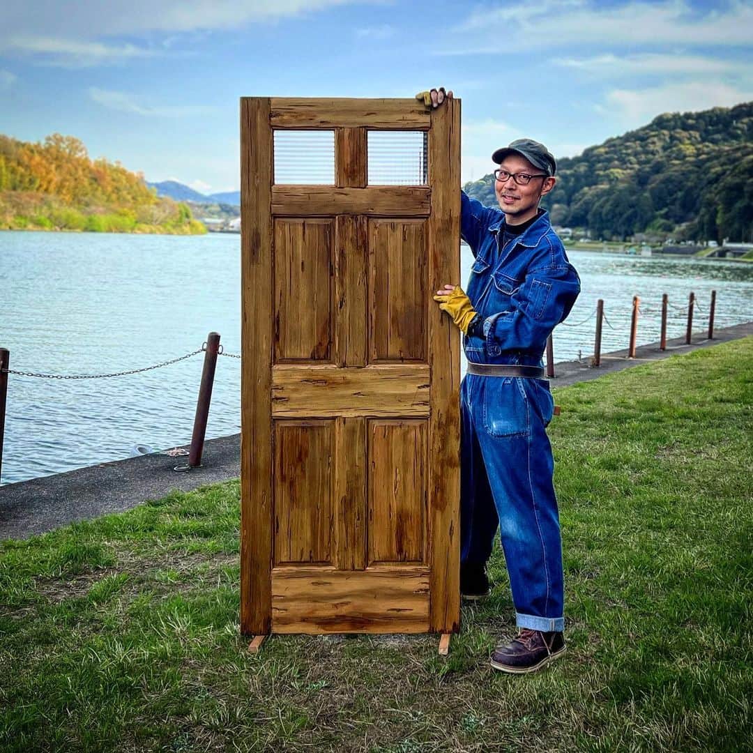 木製ドアの全国通販　ウッドデポのインスタグラム：「幅75cm×高さ183cmの小さな室内ドア🚪✨完成いたしました。 古民家や町屋、はたまた古い分譲マンションなどのリノベーションにいかがでしょうか。 #古民家リノベーション #古民家改装 #古民家再生 #木製ドア #木のドア #玄関ドア #室内ドア #アンティーク風ドア #ビンテージドア #ヴィンテージ #自宅カフェ #自宅ショップ #トリミング #カフェ改装 #カスタムドア #ネイルサロン #コンテナハウス #ネイルサロン改装 #マイホーム計画中 #新築 #店舗 #美容室改装 #リノベ #リノベーション #店舗改装 #クラシックカー #ガレージハウス #ガレージライフ」