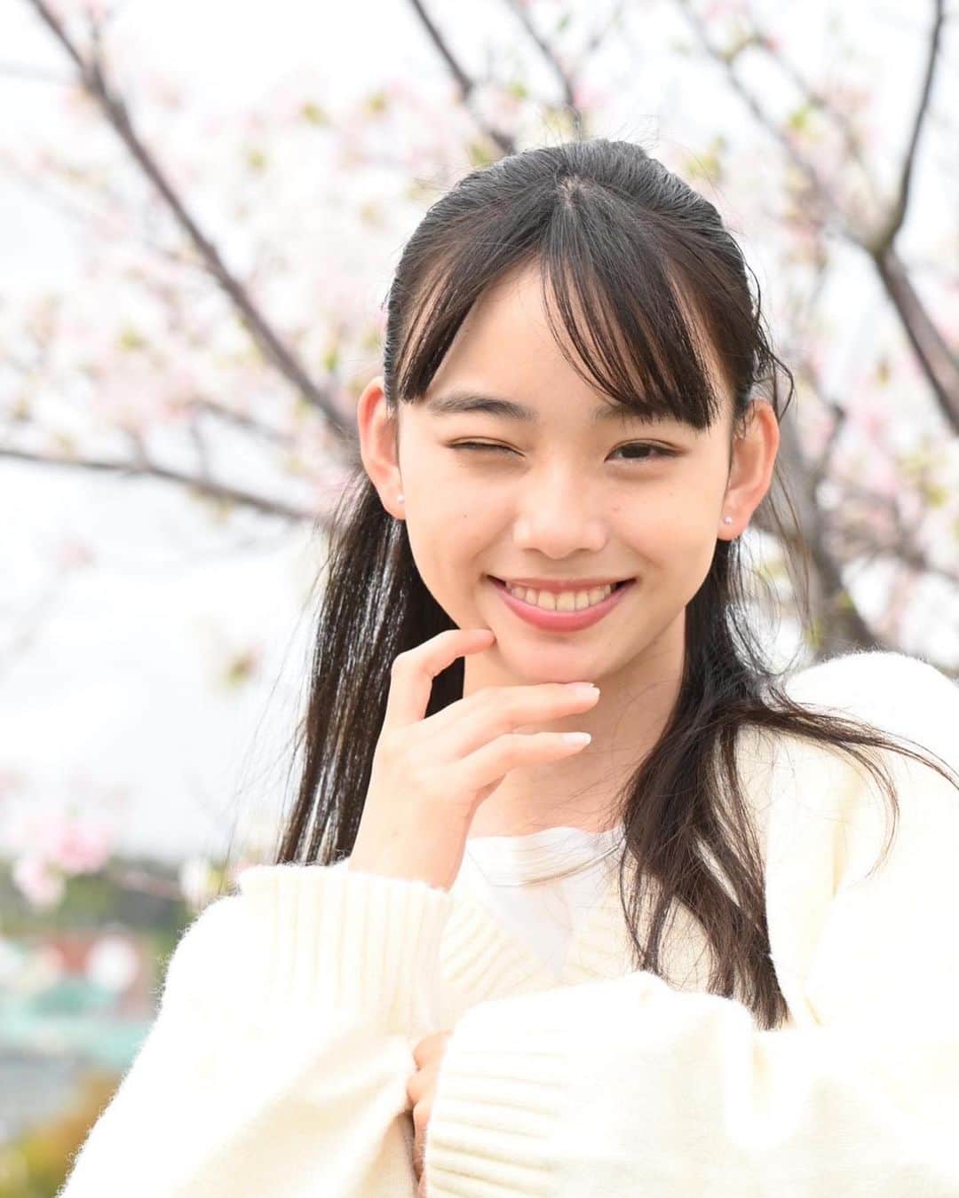 松本麗世さんのインスタグラム写真 - (松本麗世Instagram)「♡ ♡ 桜の花をみると気が引き締まります🤝🏻 新学期はドキドキワクワク✨ ♡ ♡ 新しい生活… ちょっとだけ大人に近づいたかな？ ♡ #松本麗世#matsumotoreiyo#モデル#ファッション#白セーター#水色スカート#桜#新学期#ウォーターフロント #桜島桟橋近く #カメラマンさん撮影#桜島」4月10日 18時41分 - reiyo.matsumoto
