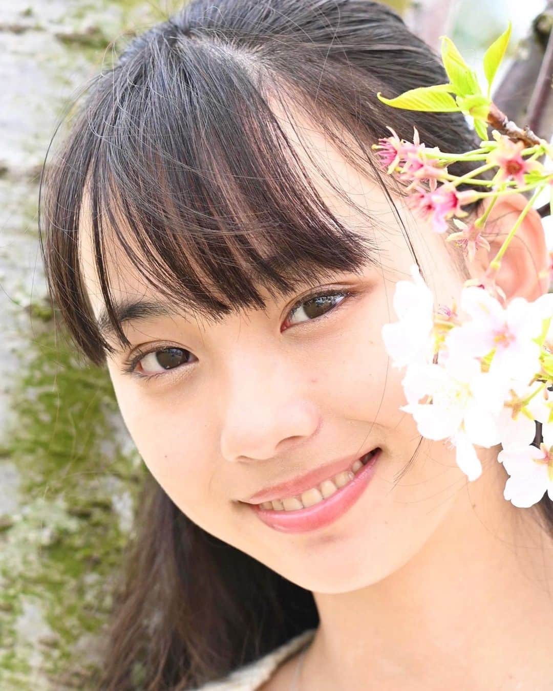 松本麗世さんのインスタグラム写真 - (松本麗世Instagram)「♡ ♡ 桜の花をみると気が引き締まります🤝🏻 新学期はドキドキワクワク✨ ♡ ♡ 新しい生活… ちょっとだけ大人に近づいたかな？ ♡ #松本麗世#matsumotoreiyo#モデル#ファッション#白セーター#水色スカート#桜#新学期#ウォーターフロント #桜島桟橋近く #カメラマンさん撮影#桜島」4月10日 18時41分 - reiyo.matsumoto