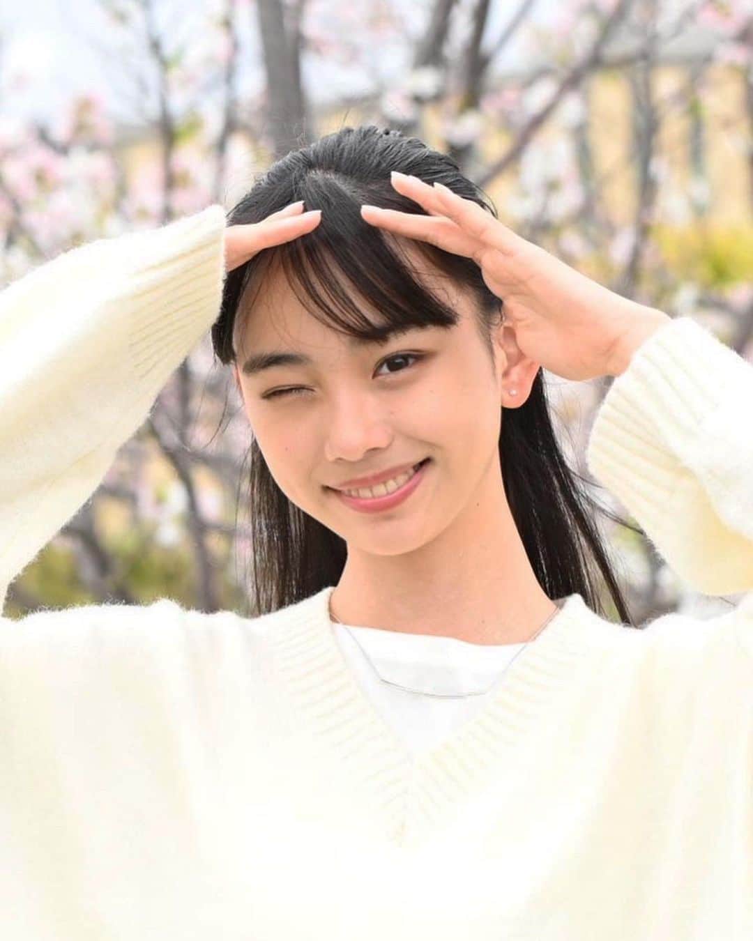 松本麗世さんのインスタグラム写真 - (松本麗世Instagram)「♡ ♡ 桜の花をみると気が引き締まります🤝🏻 新学期はドキドキワクワク✨ ♡ ♡ 新しい生活… ちょっとだけ大人に近づいたかな？ ♡ #松本麗世#matsumotoreiyo#モデル#ファッション#白セーター#水色スカート#桜#新学期#ウォーターフロント #桜島桟橋近く #カメラマンさん撮影#桜島」4月10日 18時41分 - reiyo.matsumoto