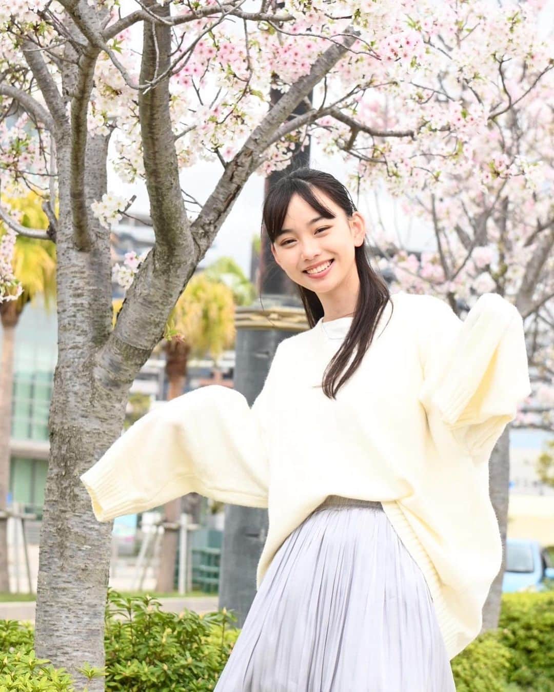 松本麗世さんのインスタグラム写真 - (松本麗世Instagram)「♡ ♡ 桜の花をみると気が引き締まります🤝🏻 新学期はドキドキワクワク✨ ♡ ♡ 新しい生活… ちょっとだけ大人に近づいたかな？ ♡ #松本麗世#matsumotoreiyo#モデル#ファッション#白セーター#水色スカート#桜#新学期#ウォーターフロント #桜島桟橋近く #カメラマンさん撮影#桜島」4月10日 18時41分 - reiyo.matsumoto