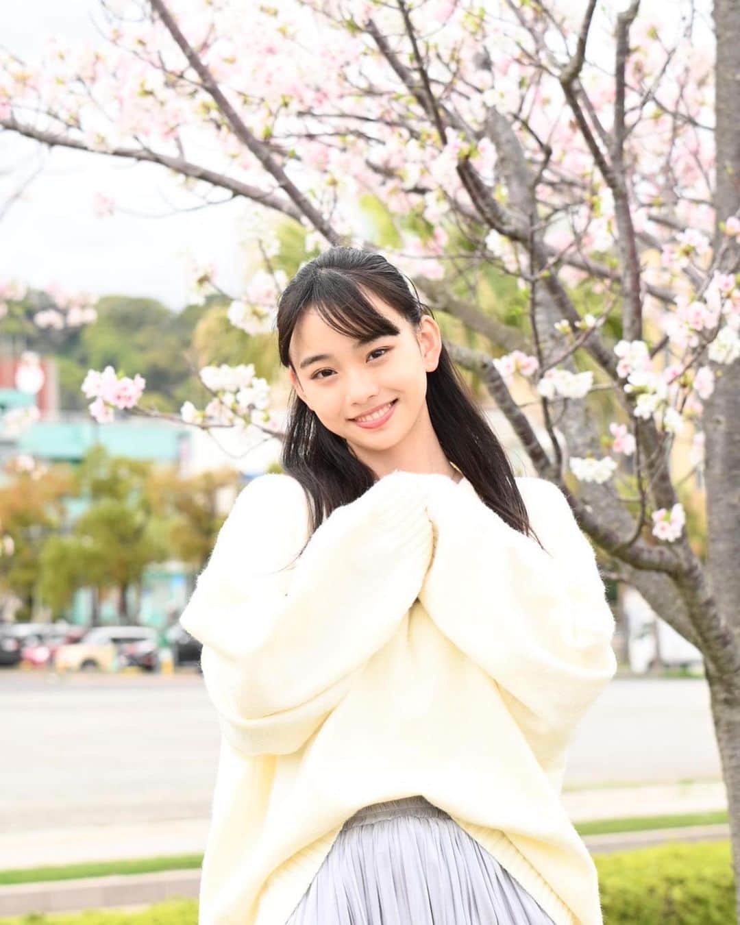 松本麗世さんのインスタグラム写真 - (松本麗世Instagram)「♡ ♡ 桜の花をみると気が引き締まります🤝🏻 新学期はドキドキワクワク✨ ♡ ♡ 新しい生活… ちょっとだけ大人に近づいたかな？ ♡ #松本麗世#matsumotoreiyo#モデル#ファッション#白セーター#水色スカート#桜#新学期#ウォーターフロント #桜島桟橋近く #カメラマンさん撮影#桜島」4月10日 18時41分 - reiyo.matsumoto