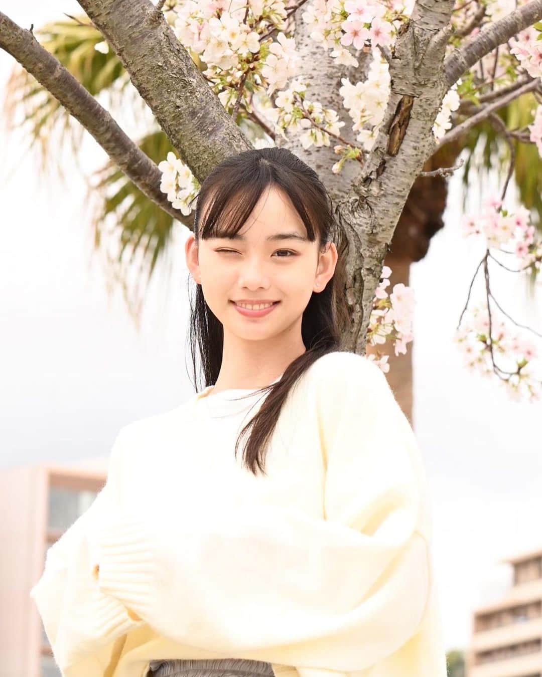 松本麗世さんのインスタグラム写真 - (松本麗世Instagram)「♡ ♡ 桜の花をみると気が引き締まります🤝🏻 新学期はドキドキワクワク✨ ♡ ♡ 新しい生活… ちょっとだけ大人に近づいたかな？ ♡ #松本麗世#matsumotoreiyo#モデル#ファッション#白セーター#水色スカート#桜#新学期#ウォーターフロント #桜島桟橋近く #カメラマンさん撮影#桜島」4月10日 18時41分 - reiyo.matsumoto