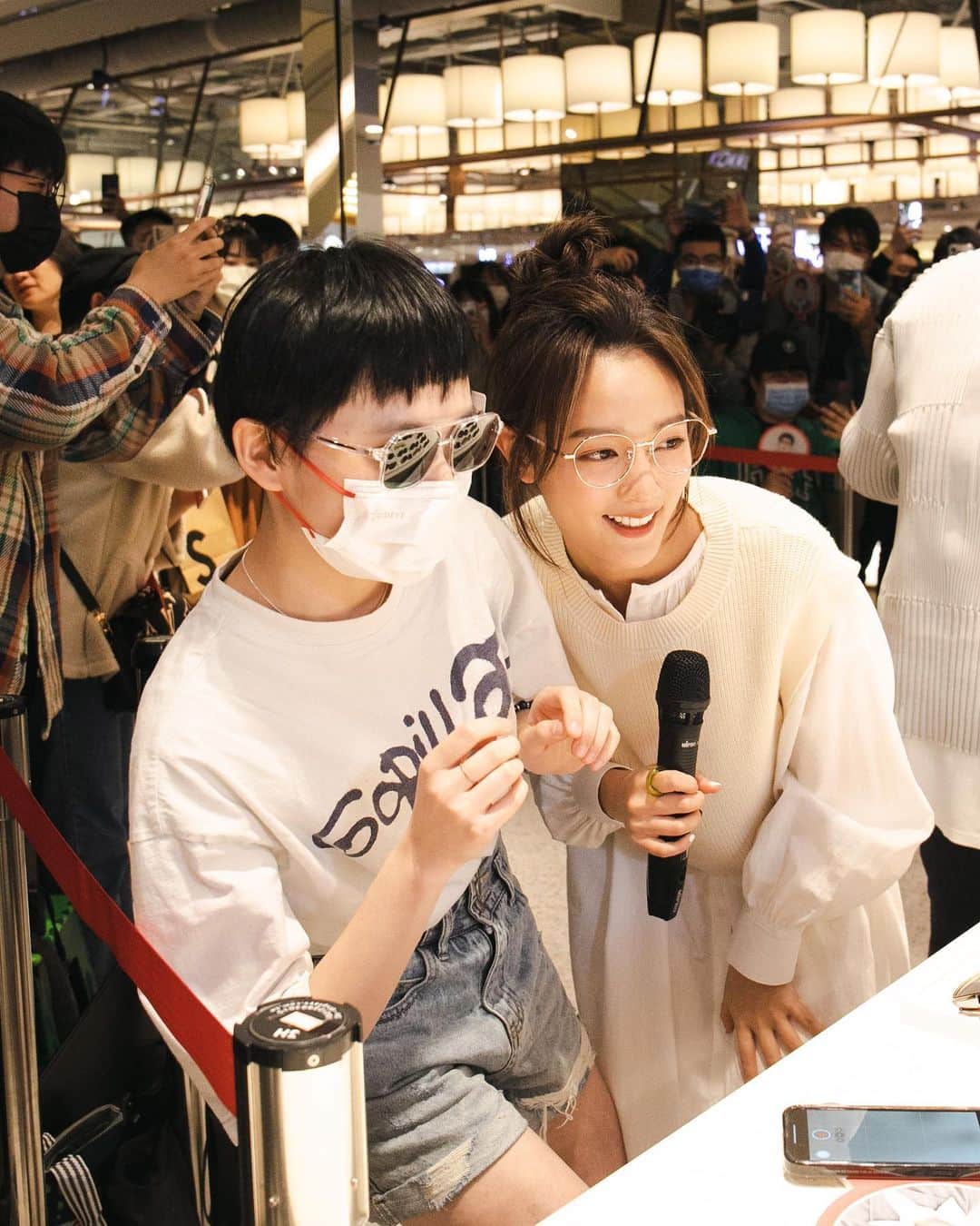 ジングルワンのインスタグラム：「： 同樂會紀錄篇 見到你們真好❤️🫶🏼  P.S 4/20開始 就能買到我在活動上配戴的JINS迪士尼米奇米妮系列眼鏡窩(⁎⁍̴̛ᴗ⁍̴̛⁎)  @JINSTAIWAN  #JINSTaiwan #一日店長 #品牌大使 #我想淨敬 #新光三越台中中港店 #JINS迪士尼系列 #RELIFE #日本製眼鏡春夏系列」