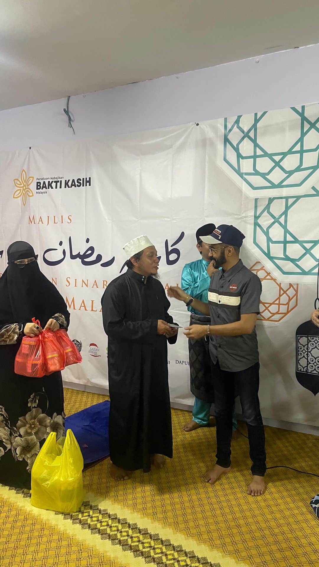 Wak Doyokのインスタグラム：「Program agihan bubur lambuk di Bazaar ramadhan dan sumbangan baju raya dan duit raya untuk anak2 yatim asnaf dan budak2 tahfiz di pekan kapar Klang bersama @baktikasihmalaysia 🤲🏻」