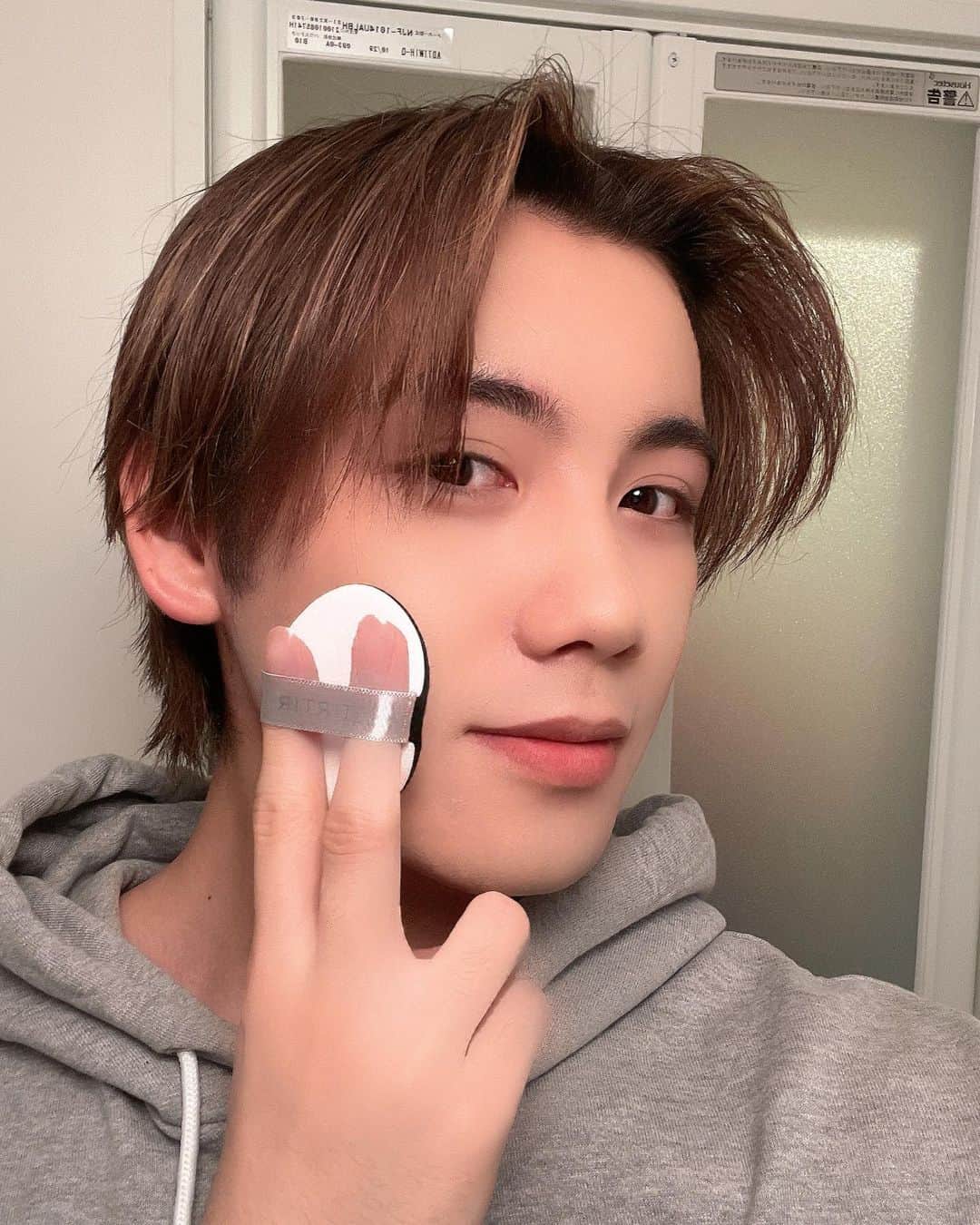 佐藤颯太のインスタグラム：「最近みんな使ってるTIRTIRのマスクフィットシリーズの新商品がでたよん🙂🙂 肌の馴染みがよくて初め使ったけど愛用なう✌️結構おすすめだよ✨ ・ ・ ・ ・ ・  #TIRTIR #マスクフィットオーラクッション #sponsored #japan  #셀카샷  #셀카  #패션  #데일리룩  #dailylook  #오오티디 #얼스타그 #셀카그램  #メイク #メンズメイク」