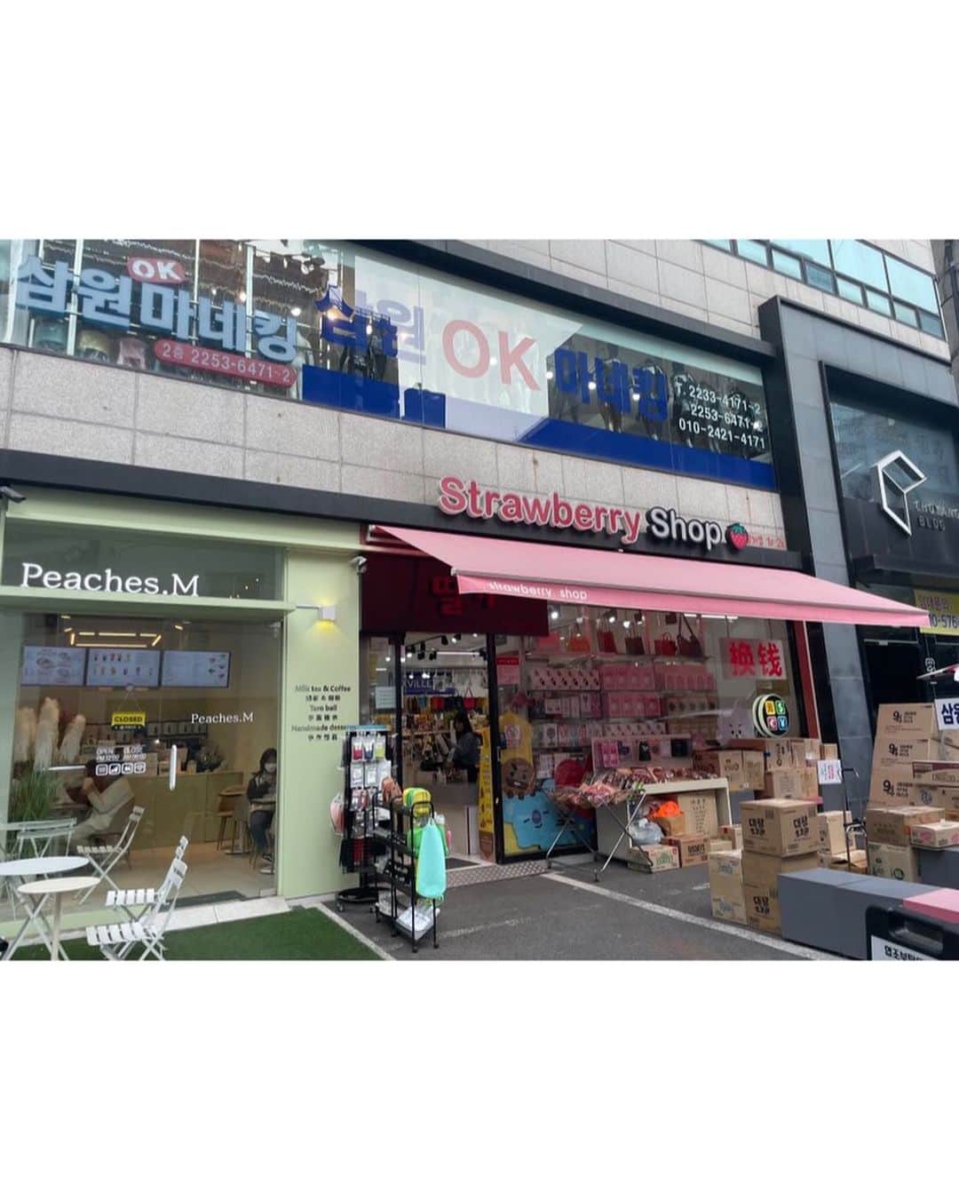 Nailsalon Cielさんのインスタグラム写真 - (Nailsalon CielInstagram)「⁡ 🪸𝗟𝗘𝗔𝗩🪸 BASE &  MATT & TOP ⁡ ⌇ ⌇ ⁡ こちらは フェアリーテイルシリーズとは違い シックなマットブラックのボトルです✴︎ ⁡ どれも並べて置いたら可愛い！ コンプリートしたくなるヴィジュアルです👏🏽🤍 こんな感じで▶︎swipe 韓国のstrawberry shopで購入出来ます！ ⁡ ⁡ 📍ソウル中区新堂洞251-57Strawberry Shop ⁡ ⁡ ⌇ ⌇ ⌇ ⁡ @leavnail_official_jp  −–−–−–−–−–−–−–− ご予約はLINEから承っております LlNE▶︎𝟢𝟥𝟧𝗇𝖿𝗄𝗍𝗋 只今リピーター様のみ𓆸✴︎ ⁡ ⁡ ⁡ #네일#네일아트#ネイルサロン#福岡ネイルサロン#春ネイル#リアブ#strawberryshop#韓国購入品#記念品#リアブ基礎ジェル#リアブベースジェル#リアブトップジェル#リアブマットジェル#PR ⁡ ⁡ ⁡ ⁡」4月10日 18時47分 - myanail