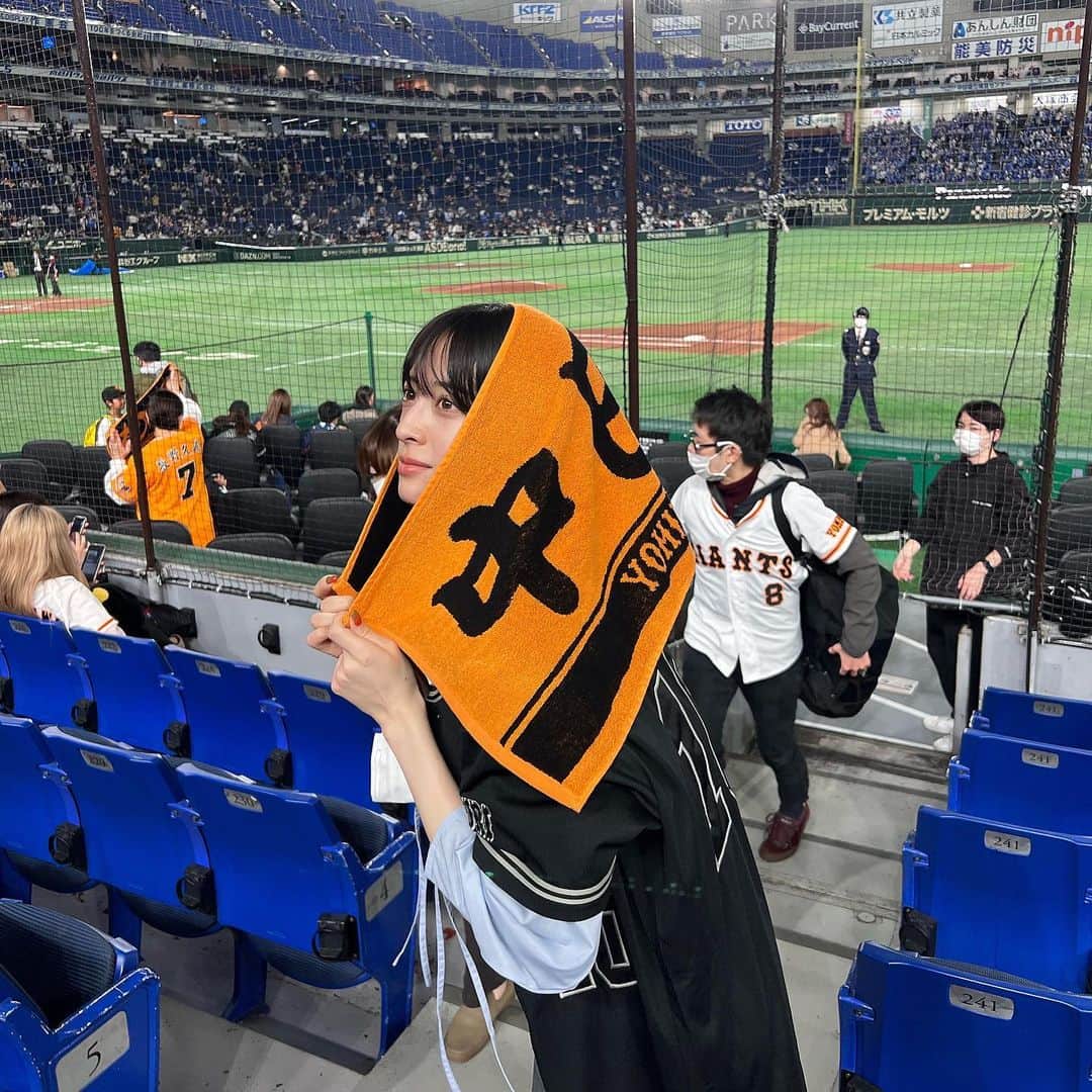 きょうかさんのインスタグラム写真 - (きょうかInstagram)「🐈 ・ これはオープン戦のときのだけど久々の東京ドーム楽しすぎた⚾️ 社会人になりましたが今年も変わらず🐰🧡推しです 皆たくさん応援しようね！📣 ・ きめきめのやつしか上げません がち応援してる時の顔は怖いからです ・ ・ ・  #東京ドーム #プロ野球 #野球観戦 #巨人 #巨人ファン #ジャイアンツ #黒ユニ」4月10日 18時48分 - c_sno0