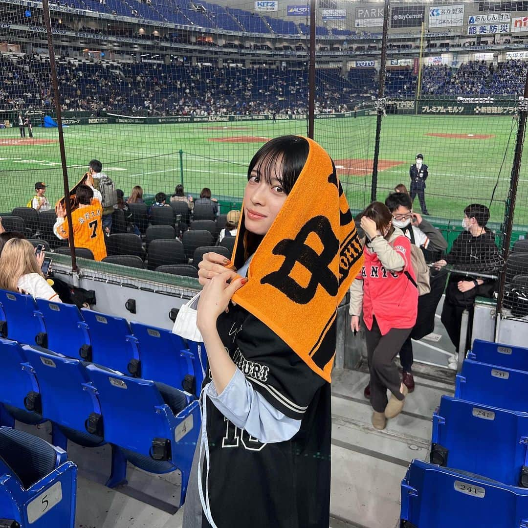 きょうかのインスタグラム：「🐈 ・ これはオープン戦のときのだけど久々の東京ドーム楽しすぎた⚾️ 社会人になりましたが今年も変わらず🐰🧡推しです 皆たくさん応援しようね！📣 ・ きめきめのやつしか上げません がち応援してる時の顔は怖いからです ・ ・ ・  #東京ドーム #プロ野球 #野球観戦 #巨人 #巨人ファン #ジャイアンツ #黒ユニ」