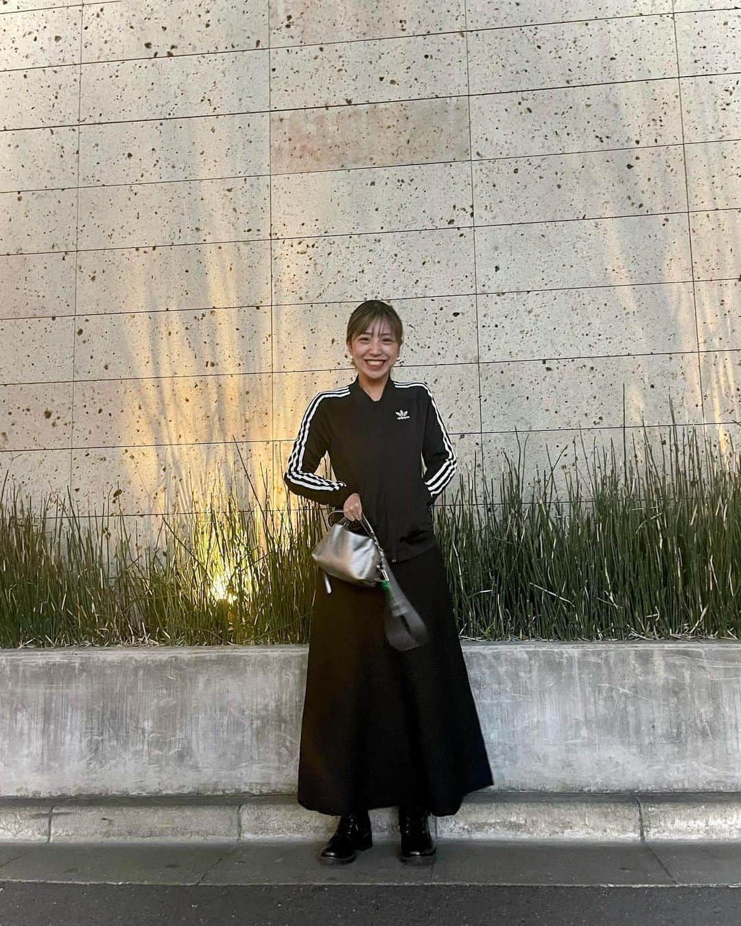 のインスタグラム：「まっくろ！  #ootd#black#adidas#monotone#jacket#vintagemix#ジャージコーデ#トラックジャケット」