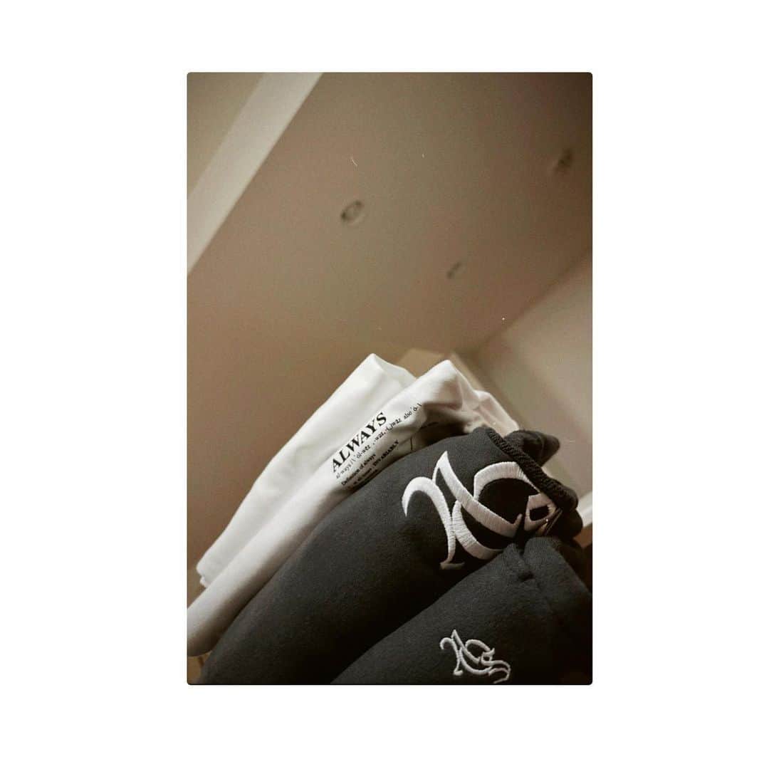 のインスタグラム：「…@ 👕  @alwaysoutofstock @kingmasa2014  #ワタシのシフク Tシャツの生地もいいしセットアップがカッコ可愛い〜♡♡♡」