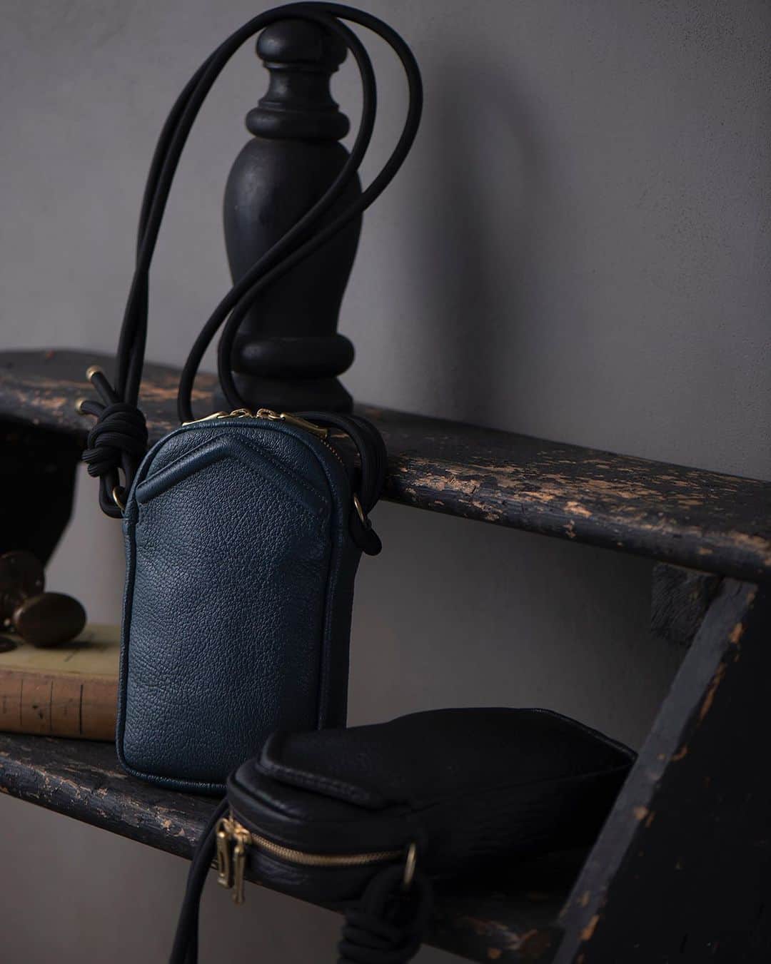 TOFF&LOADSTONE_officialのインスタグラム：「【New arrivalr】Mince  スマートフォン+αのミニマルショルダー。  夏の暑い時期でもレザーのショルダーバッグを持って欲しいという想いから生まれ、薄マチ、軽量、ストレスフリーな設計。  軽さと弾力性がある、2mm以上の厚みがあるタンニンなめしのゴートを使用。コンパクトなサイズ感に負けない存在感を素材で表現しています。 型押しではない自然なシボ立ちが美しく、傷も目立ちにくいのが特徴。使い込むうちに艶感が増し、経年変化をお楽しみいただけます。  詳しくは公式オンラインストアをご覧ください。  #toffandloadstone #トフアンドロードストーン #bag#leatherbag#crossbodybag #バッグ#レザーバッグ#クロスボディバッグ  #mensfashion#mens#mensbag」