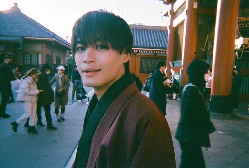 瀬戸郁成のインスタグラム：「. 浅草の写ルンですで撮ったやつ出し忘れてた! 瀬戸と浅草なうに使えそうですかね?   #浅草 #きもの  #雷門  #04」