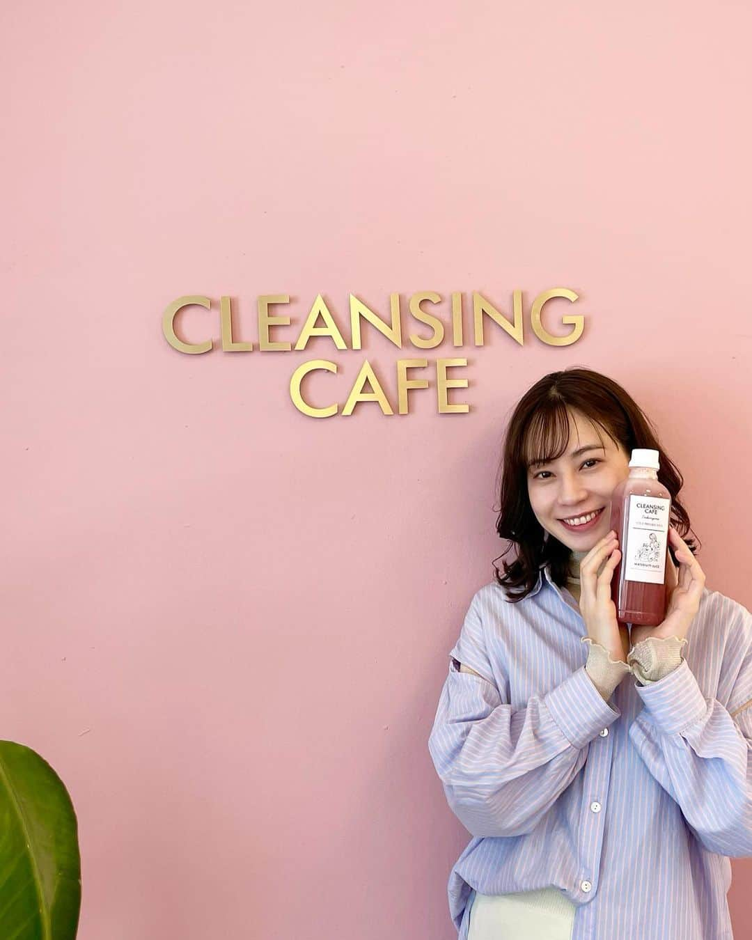 伊藤沙織のインスタグラム：「今日は @cleansingcafe にて肌を育てる免疫フェイシャルをしていただきました🌷  憧れお肌のハニちゃん @natsukoakahani との期間限定コラボメニューがあるとの事で、とっても楽しみにしておりました🫶  私は45分の 美肌、美白効果が高く、低刺激のジェリーパックや角質ジェルでお肌を優しくケアしてくれるメニューをチョイス。  オーガニック、グルテンフリー、動物実験なしのジェリーマスクで安心です🌿  終わったあとの毛穴のキュッと引き締まった感じと、ツヤに感度〜🥹 花粉とかで肌が荒れていたので、久々に毛穴レスで潤い肌になれた気がします🕊  コラボメニューには、 身体に必栄養を補いながら消化器官を休ませる、美容と健康のためのコールドプレスジュース付き🍹💓  美味し過ぎてあっという間に飲み終えてしまったので、また今度買いに行こうっと🥹❣️  こちらのジュースは ・妊活中の方 ・これからママになる方 ・産後のダイエットでお困りの方 ・健康的にダイエットしたい方 ・妊婦さんへのプレゼントもおすすめ🎁  @cleansingcafe では、心と身体をヘルシーに美しく導くためのライフスタイル「クレンジングライフ」に関して投稿されているのでチェックしてみてね☑︎  #cleansingcafe #免疫フェイシャル #クレンズジュース」