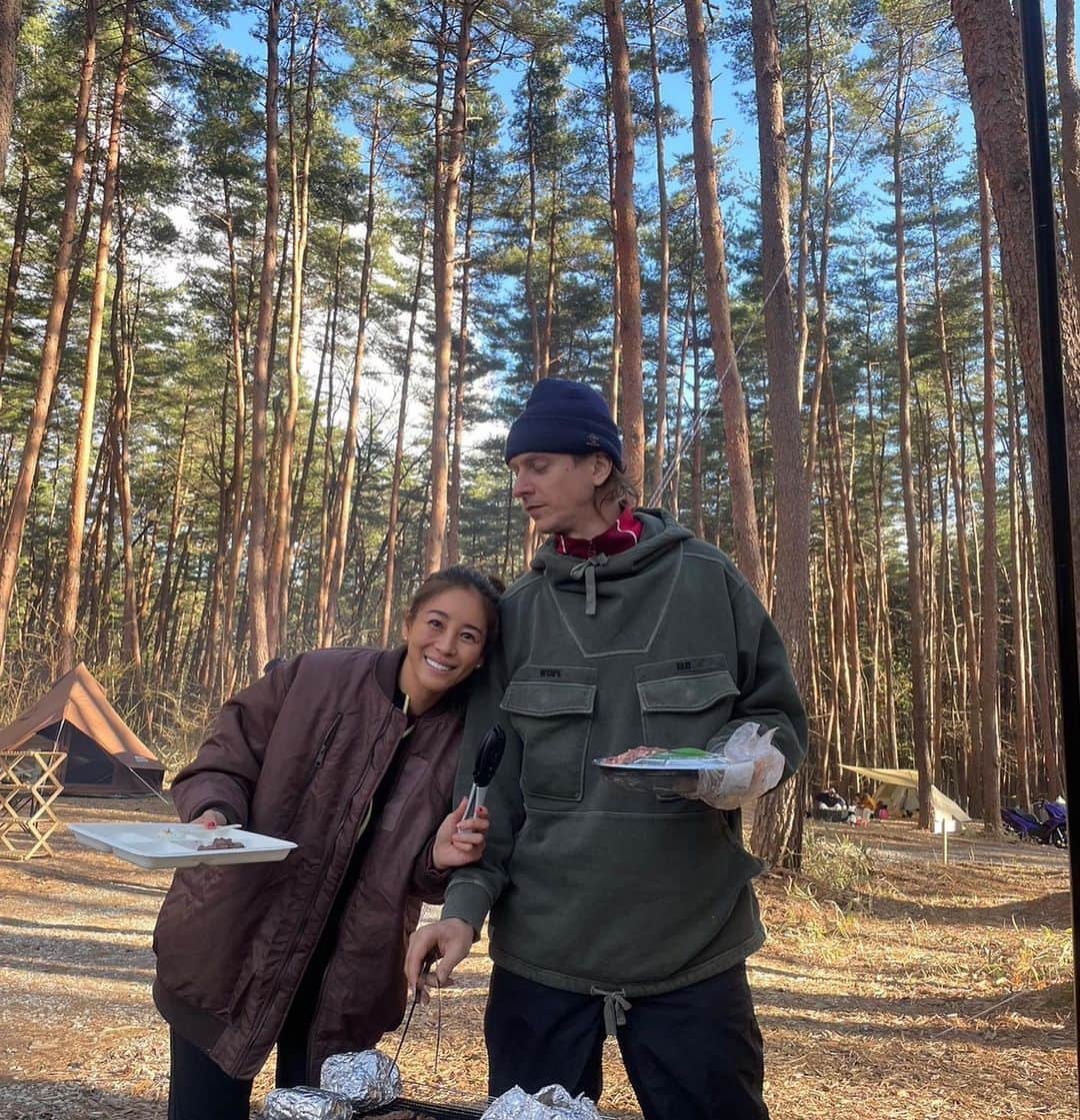 大桑マイミのインスタグラム：「Osterferien 🐇八ヶ岳にCAMPにいってきました。 自然、森林最高。そんな中で食べるBBQは何を食べても絶品。 夜は極寒でムギュムギュして寝ました。　風の吹く音焚き火の音に癒されて最高なひと時だった。テントが若干斜めだったこともあり、 朝体が痛かったけど…… 帰ってからの自分のBEDで寝た時の心地良さも再確認できて感謝を感じた🤟🏻😊  @stembeaute_shop  のミニサイズがかなり役に立ちました。 持ち運び便利かつテクスチャは間違いなしの良さ。  またすぐあの自然に帰りたい。」