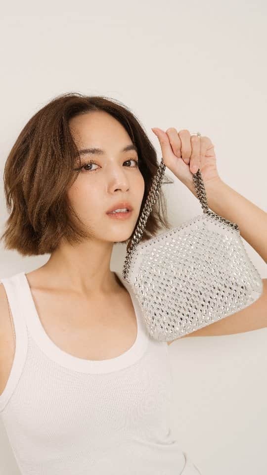 バイトゥーイ・ズワピットのインスタグラム：「Everyday look กับ STELLA McCARTNEY ไม่ว่าจะลุคไหนก็สามารถ match กับ Falabella กระเป๋ารุ่น iconic ได้ ซึ่ง STELLA McCARTNEYเป็นแบรนด์ที่ใช้วัสดุที่เป็นมิตรต่อสิ่งแวดล้อม ให้ความสำคัญต่อการรักษาสิ่งแวดล้อมอย่างยั่งยืน ที่สำคัญไม่ใช้วัสดุที่มากจากสัตว์ด้วยค่ะ  STELLA McCARTNEY, M Floor, The EmQuartier หรือสอบถามข้อมูลเพิ่มเติมได้ที่ LINE OA:@stellamccartneyth  #stellamccartneyth」