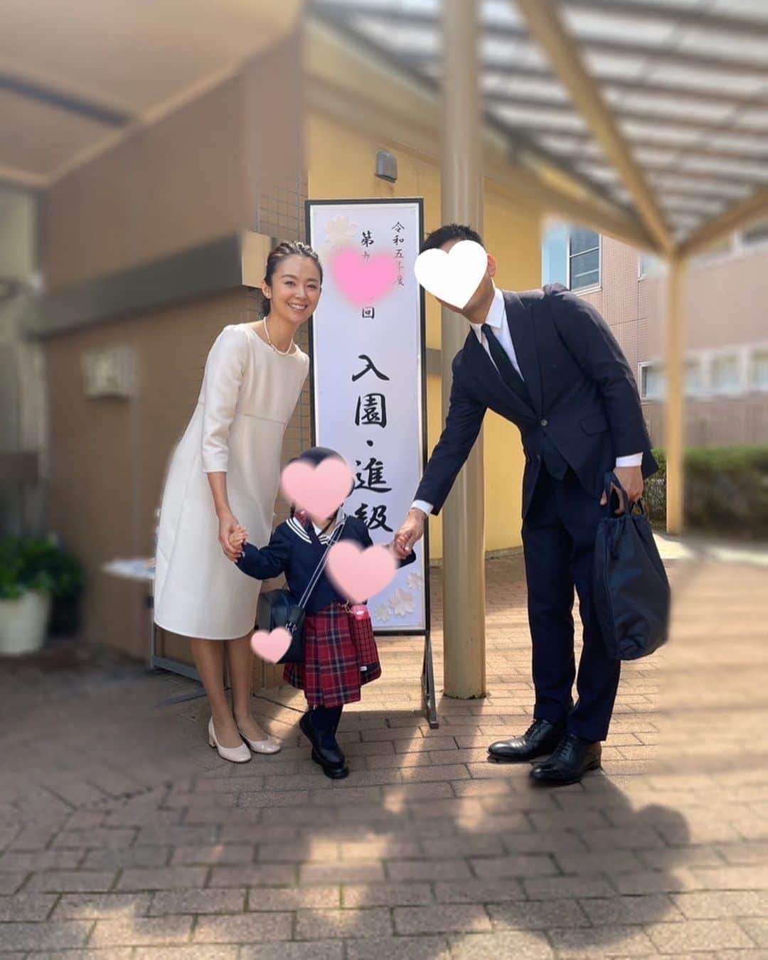 白石みきのインスタグラム：「無事に幼稚園に入園致しました〜💕  さぁ！これから娘の幼稚園生活が始まります🥹  娘は相変わらず少し緊張するものの、どっしりと構え終始ニコニコ♥️ 私の方がキョロキョロ　挙動不審🤣😂　理解力も遅く、明日から大丈夫かしら🤣  対照的な私たちでしたが、娘には思う存分　楽しんでもらいたいです❣️  #入園式  #幼稚園  #幼稚園生活  #ドキドキ」