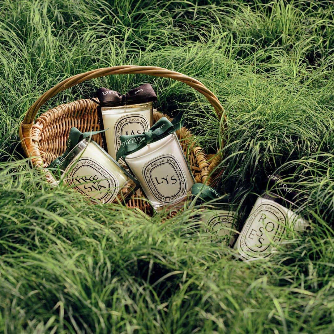 のインスタグラム：「Far from the flowerbeds… …the egg hunt continues all around the garden. Between hedge and bush, come upon Diptyque's Lily, Roses, Jasmine and Freesia candles. For eyes filled with wonder.  #diptyque #diptyqueparis」
