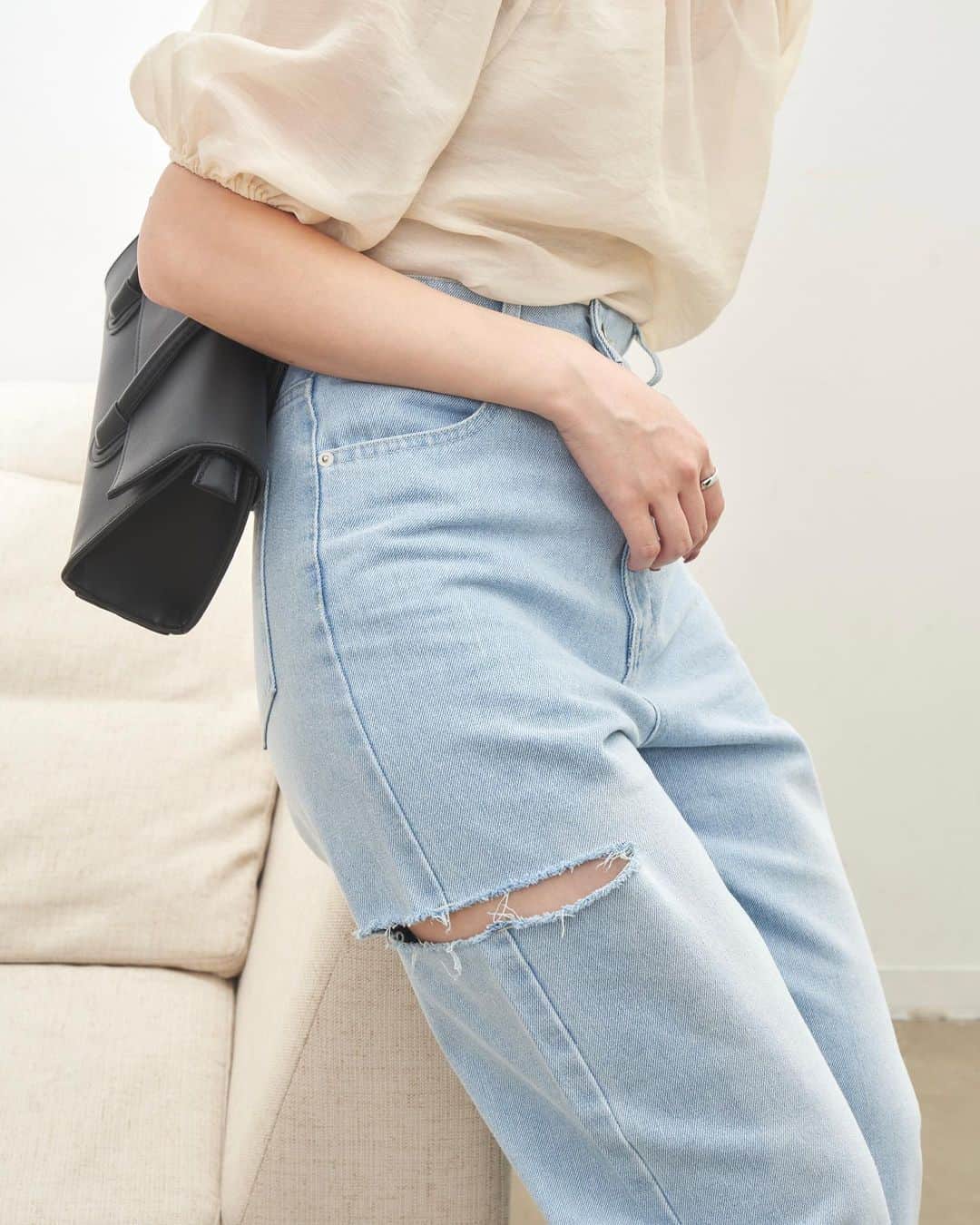 Vannie Officialのインスタグラム：「【 4.12 NEW ARRIVAL 】  トレンドのスリットデニムが登場！  ベーシックなTシャツと合わせてカジュアルに。  コンパクトなトップスを合わると女性らしく着れて◎  程よい太さのストレートシルエットで、シャツブラウス合わせも。  股上深めのデニムなのでクロップドトップスと合わせても さらにスタイルアップ◎  🏷️スリットストレートデニムパンツ light blue / pink ¥4,290  → 4/12 19:00 release♡  #vannie_u #ヴァニーユー #ZOZOでしか買えない」