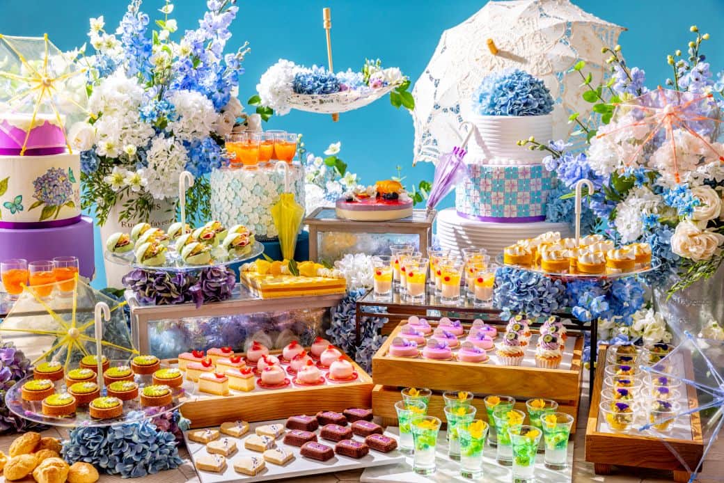 Conrad Tokyoのインスタグラム：「5月13日スタート！「サマー・イン・カラー　スイーツビュッフェ」✨  梅雨の季節から夏にかけての季節をカラフルに表現したスイーツビュッフェを土・日曜・祝日に開催します。 5月・6月は、雨の恵みを受けて美しく咲く色彩豊かな紫陽花に囲まれて、輝く雨粒を受け止める色とりどりの傘に着想を得たビュッフェをご提供。 7月・8月は、日傘と輝く太陽の下で元気に咲き誇る花々がビュッフェ台を飾ります。  夏らしい爽やかなフルーツを使用したスイーツを存分にご堪能ください。  Starting on May 13, "Summer in Color Sweets Buffet" ✨  The seasonal fresh sweets buffet that can feel the brilliance of the rainy season and summer through these wonderful sweets will be held on Saturday, Sunday, and public holidays.   Especially in May and June, this sweets buffet is inspired by luxuriant seasonal scenes in Japan, like a richly colored hydrangea blooms by receiving blessed rain, and then colorful umbrellas are opened with glittery raindrops.  In July and August, the buffet table will be decorated with a large number of blooming flowers in the parasol and the sun.  Please enjoy the flavorful sweets using summer-like fresh fruits.   #コンラッド東京 #コンラッド #東京ホテル #ホテル #ラグジュアリーホテル #ホテル #ホテルライク #ホテルステイ #ホカンス #おすすめホテル #ステイケーション #期間限定 #スイーツ #ビュッフェ #スイーツビュッフェ #ランチビュッフェ #ホテルビュッフェ  #ティータイム #ホテル女子会  #conradtokyo #conrad #hotel #tokyohotel #luxuryhotel #tokyorestaurant #tokyotrip #tokyoswwets #buffet #sweetdbuffet #hotelbuffet」