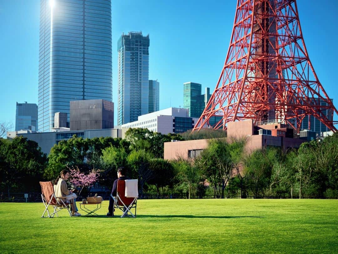 ザ・プリンス パークタワー東京さんのインスタグラム写真 - (ザ・プリンス パークタワー東京Instagram)「広々とした空の下、東京タワーの絶景を眺めながら、都会で楽しむチェアリング。  シャンパンを片手に会話を楽しみながら心地よい風と過ごす春のひとときを。  忙しい日常から少し離れて、思い思いにおくつろぎください。  詳しくはWebサイトへ  With that warmer spring weather steadily creeping in, the popular, novel pastime of "chairing" -- where folk enjoy simply sitting out in the sunshine -- is once again on the rise ⛱  Make the most of Japan's finest season, with sparkling conversation, a glass of champagne in hand, and the most sensational views of Tokyo Tower itself.  Take a break from your busy day-to-day and feel the fresh spring breeze on your face, right here at The Prince Park Tower Tokyo.  Share your own images with us by tagging @princeparktowertokyo —————————————————————  #チェアリング #おしゃれピクニック #おしゃピク #ピクニック #芝公園 #リフレッシュ #東京タワーが見えるホテル #絶景 #絶景ホテル #絶景はプリンスにある #新緑 #theprinceparktowertokyo #tokyotower #tokyo #japan #ThePreferredLife #ザプリンスパークタワー東京 #プリンスホテル #東京タワー」4月10日 19時00分 - princeparktowertokyo