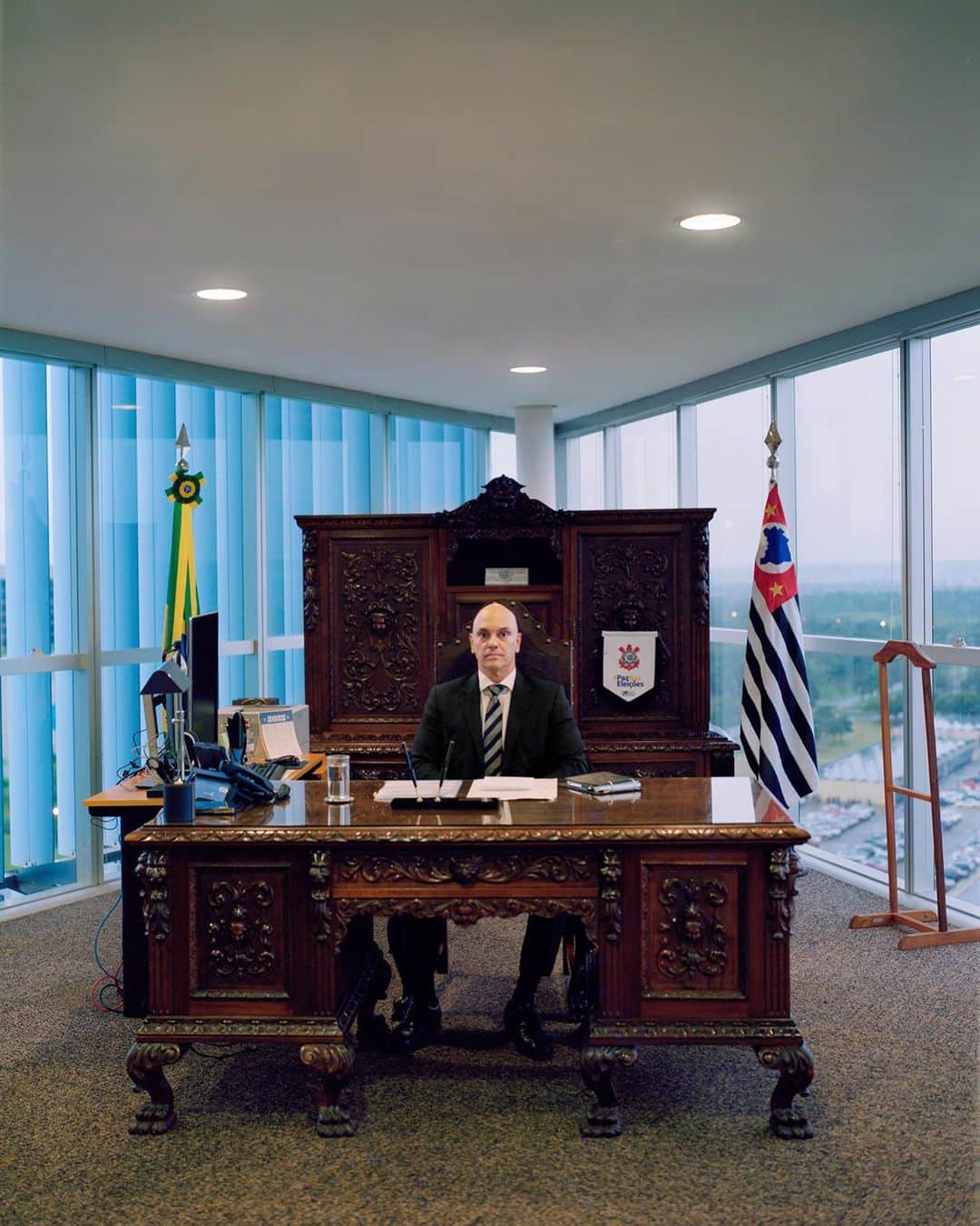 ルモンドのインスタグラム：「Juge au Tribunal suprême fédéral et patron du Tribunal supérieur électoral, Alexandre de Moraes est considéré comme l’homme le plus puissant du Brésil. Depuis 2019, cet âpre défenseur de la démocratie, aux méthodes jugées parfois autoritaires, est un rempart contre les dérives de l’ancien président d’extrême droite, Jair Bolsonaro. Ce dernier, de retour d’exil, est visé par une enquête lancée par le magistrat afin de cerner son rôle dans les émeutes du 8 janvier à Brasilia. « Il a accepté ! » Même le service de presse du TSE n’en revient pas. Alexandre de Moraes, 54 ans, « ne donne pas d’interview », nous avait-on indiqué, malgré des piles de demandes « du monde entier ». Ni aux médias brésiliens ni à la presse étrangère. La rencontre avec M Le magazine du Monde est décrite comme « sans précédent ». Retrouvez notre article en cliquant sur le lien linkin.bio de notre profil.  _ 📷 @diegobresani #PourMLeMagazineDuMonde ✏️ @brunomey #mlemag #mlemonde #politique #politics #bresil #brazil #bolsonaro #alexandredemoraes」