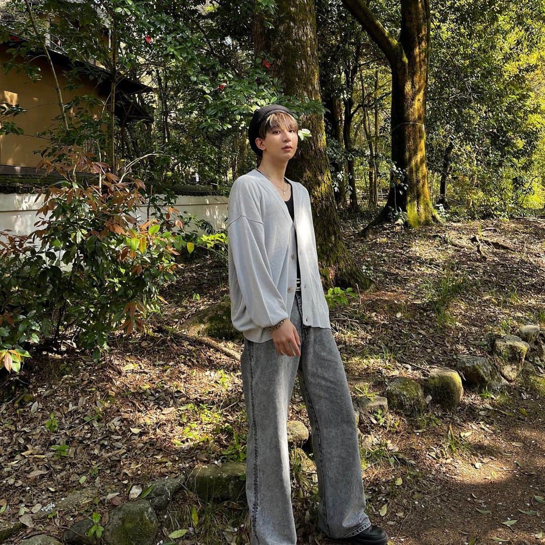 上野裕次郎のインスタグラム：「Spring is my favorite🌸春が好き。  .リネンライクルーズカーディガン .L size .gray .ZOZOTOWNで今なら安く購入できるみたい😳 . . . #wego#ウィゴー #カーディガン #カーディガンコーデ #pr」