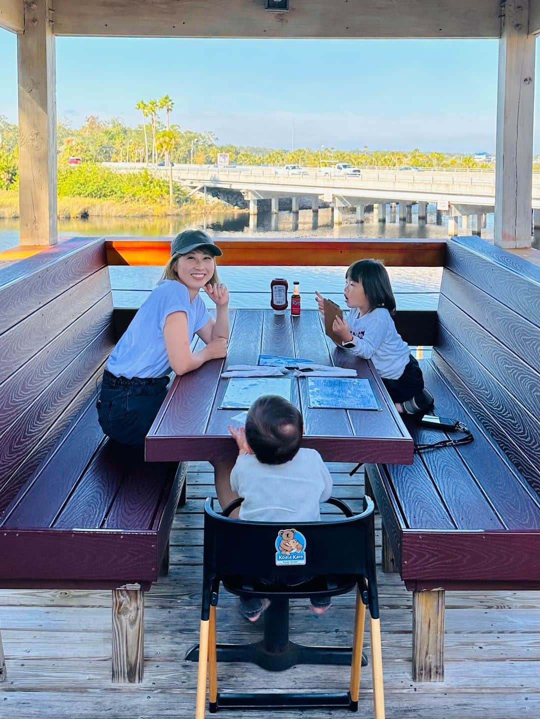 吉田ちかのインスタグラム：「A fun-filled lunch by the river✨  Stopped by this cute riverside restaurant on our way out of Orlando! Although the “don’t feed the alligators” sign was far from cute😅  Pudding loved feeding the fish, probably more than feeding herself lol sitting and eating gets boring for the kids so it’s nice to find restaurants with a bit of excitement!   川沿いで楽しいランチタイム✨  Orlandoを出る途中に立ち寄った可愛いレストラン！あ、でも「ワニに餌をあげないで」というsignは可愛くなかったけど😅  プリンは自分のご飯はそっちのけで、魚に餌をやるのに夢中でした😂子どもって大人しく座って食べるのに飽きちゃうから、ちょっとした楽しみがあるレストラン、最高です😁」