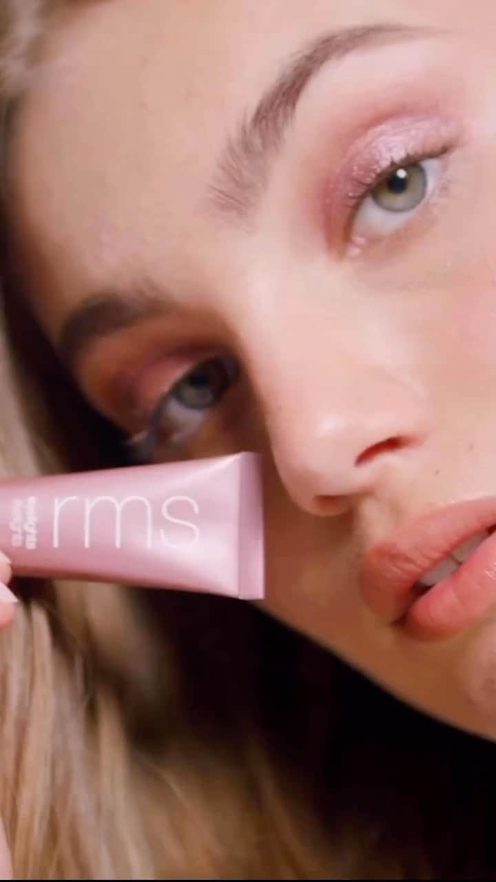 rms beautyのインスタグラム：「. ＼#アイライツ1周年／ アイライツ クリームアイシャドウは 4月に日本発売1周年を迎えます🎉  長時間崩れにくい6色のクリームアイシャドウ。 肌になじんで美しい輝きをもたらします。  重ね付けしやすいので、日中はさりげなく薄めに、 夜には色を重ねてドラマティックな目元を演出✨  チャ葉エキス、キノア種子エキスなどの成分が 汗や皮脂でのヨレを防止。 オフは、水でさっと落ちるので、 肌に負担なくお使いいただけます。  ■アイライツ クリームアイシャドウ（全6色） ￥3,850 (税込)  ━━━━━━━━━━━━━━━ 〈公式オンラインストア・数量限定〉 発売1周年を記念して、4/12（水）～ アイライツにとマスカラの特別セットが発売✨  ■Eye Love duo（全6種） ￥5,500 (税込)   その他豪華なキャンペーンも開催🎁✨ 詳しくはプロフィールに記載のリンクをチェック🔍 @rmsbeautyjapan ━━━━━━━━━━━━━━━  #rms #rmsbeauty #rmsbeautyjapan #アールエムエス #アイライツ1周年 #1周年 #アイライツ #アイライツクリームアイシャドウ #アイシャドウ #クリームアイシャドウ #アイメイク #ラメアイシャドウ #ナチュラルコスメ #クリーンビューティー #cosmekitchen #コスメキッチン #makeupkitchen #メイクアップキッチン #zozocosme」