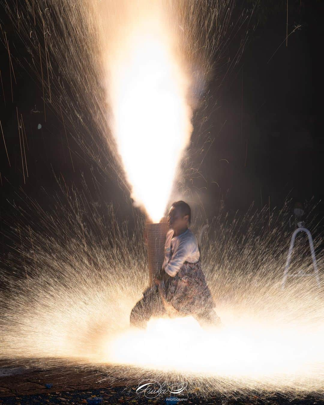 Asuka（明日香）さんのインスタグラム写真 - (Asuka（明日香）Instagram)「* * Cool‼︎🔥 * * 2023.04.08 * * #花火  #fireworks #nightview #手筒花火  #α7RIII #α7R3 #α1  #fstopgear  #MyRRS #reallyrightstuff #bealpha  #sonyimages  #yourshotphotographer  #sony #night #rrs #myrrs #sonyalpha #alpha_newgeneration #豊川 #豊川市 #菟足神社  #風まつり  #菟足神社例大祭」4月10日 19時03分 - _asuka_asuka_