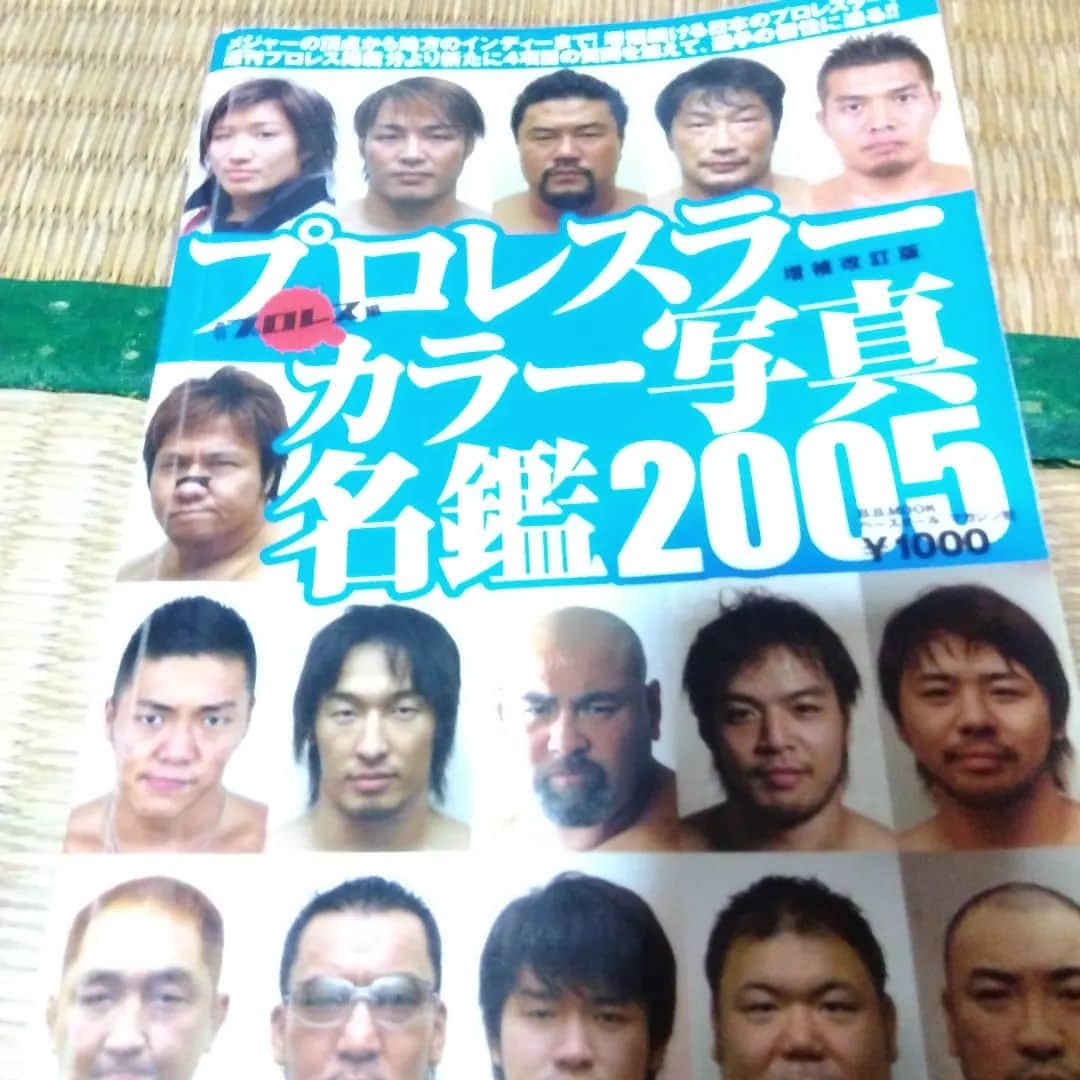 佐久田俊行のインスタグラム：「実家に帰るたびに、少しづつ荷物整理してます。  ↓貴重な資料。コレは今の家に持って帰ります。  #週プロ名鑑」
