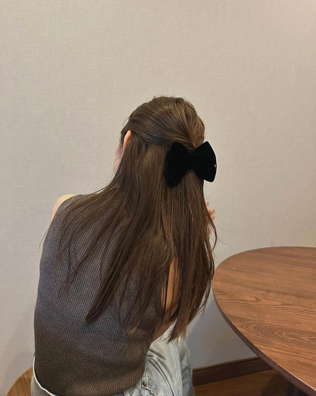 宮所舞のインスタグラム：「. 🎀 @alexandredeparis_japan 🖤  シンプルなお洋服の時は、 ヘアアクセで遊びたくなる♡♡  大好きなalexandredparisの 常設店舗が阪急うめだにオープンしたよ✨  #alexandredeparis  #アレクサンドルドゥパリ」