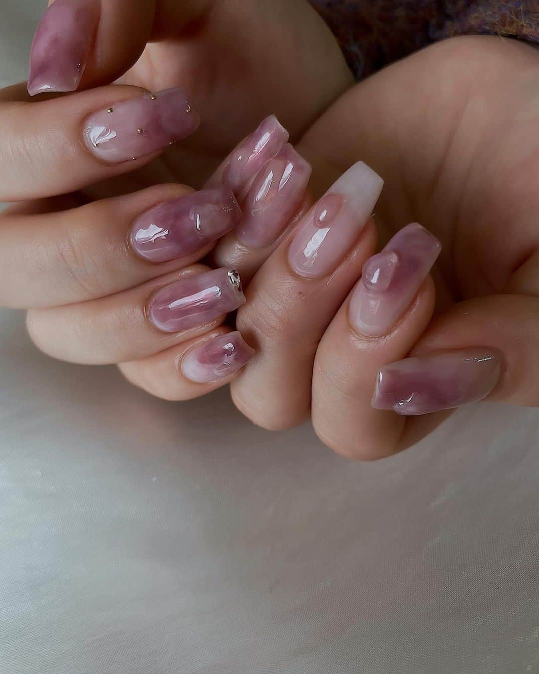 Nailsalon Cielのインスタグラム：「これは女子っぽい𓈒𓂂𓏸💗かわィィ🤤🫶🏼 凄いのは1本だけ長さ出しで他自爪って事! ⁡ ⁡ いつもありがとうございます♪🤍 ⁡ ⌇ ⌇ ⌇ ⁡ −–−–−–−–−–−–−–− ご予約はLINEから承っております LlNE▶︎𝟢𝟥𝟧𝗇𝖿𝗄𝗍𝗋 只今リピーター様のみ𓆸✴︎ ⁡ nailart#gelnail#ネイルアート#アートネイル#手描きネイル#ジェルネイル#アート#個性派ネイル#癖ネイル#福岡ネイル#美甲#美甲師#네일#네일아트#ネイルサロン#福岡ネイルサロン#春ネイル#ニュアンスネイル#ピンクネイル#ロングネイル」