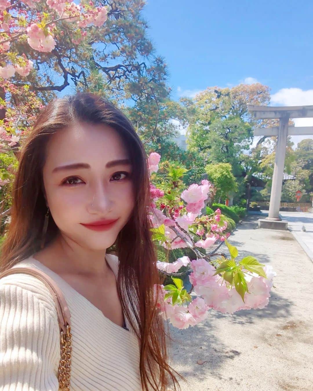 Hiromi Tomiiさんのインスタグラム写真 - (Hiromi TomiiInstagram)「桜がギリギリチョップで残ってた🌸🌸 . お友達のおすすめの神社でお参り◎◎ . ここの神社は宮司さんがめちゃ話しかけてくれはります◎ お天気が良くて鳥が鳴いてて気分が良いところ😊 . . . #桜　#cherryblossom　 #春コーデ　#スカートコーデ　#旅行コーデ #yoga#筋トレ#ダイエット#ボディーメイク #筋トレ女子#ダイエット仲間募集　 #京都　#kyoto  #kyotojapan　 #京都散歩」4月10日 19時05分 - hiromi.tomii