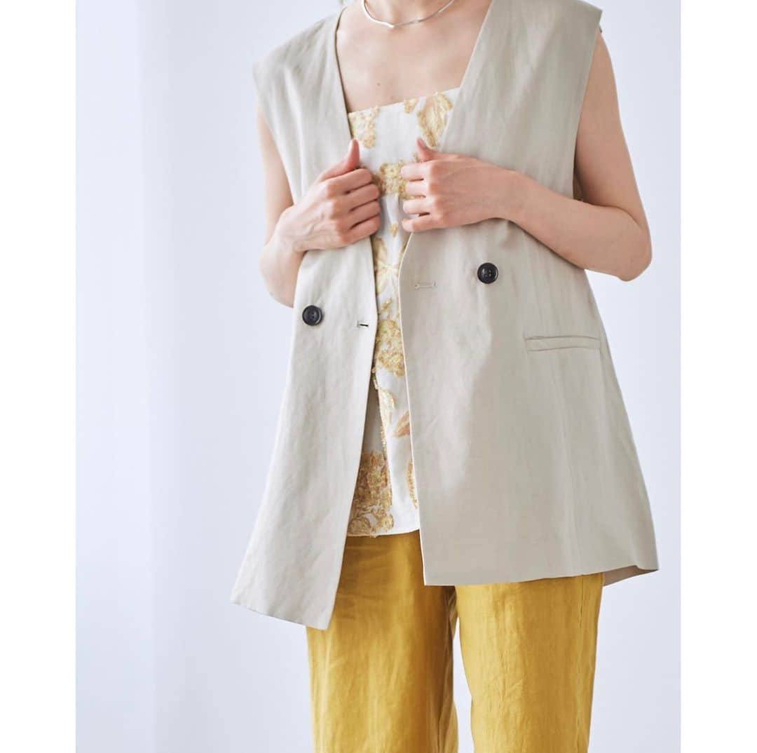 le. coeur blancさんのインスタグラム写真 - (le. coeur blancInstagram)「【 linen  item 】 ⁡ 今シーズンもルクールブランでは リネンの持つナチュラルな風合いを生かしたアイテムや、素材にブレンドして品良く着られるものまで多数ご用意しています✨ ⁡ お気に入りを見つけてください◎ ⁡ - item - ⁡ p2. カラーフラワースカート ¥17,930 no. 3033042400 shop : 4/10(月)入荷予定 online store : 予約販売中 ⁡ p3. イージーケア麻ノーカラージャケット ¥13,420 no. 3033075801 shop / online store : 販売中 ⁡ p4. 麻フレアスリーブブラウス ¥12,980 no. 3133033000 shop / online store : 販売中 4/24(月)再入荷予定  ⁡ p5. アサレチックテーパードパンツ ¥12,430 no. 3033054501 shop : 4/10(月)入荷予定 online store : 予約販売中 ⁡ p6. イージーケア麻ノーカラージレ ¥12,430 no. 3033075803 shop / online store : 販売中 ⁡ p7. 柄編みミックスカラーベスト ¥10,890 no. 3033020802 shop :4/24(月)入荷予定 online store : 予約販売中 ⁡ p8. シェルタリングタイトスカート ¥12,430 no. 3033042704 shop / online store : 販売中 5月中旬頃入荷予定 ※ col : ベージュ/ ライトピンク のみ再入荷 　「ブルー」が新色として登場 ⁡ p9. コットン麻オーバーシャツ ¥11,550 no. 3033037001 shop : 4/19(水)入荷予定 online store : 予約販売中 ⁡ p10. 麻ワイドクロップドパンツ ¥10,890 no. 3033059201 shop : 4/14(金)入荷予定 online store : 予約販売中 ⁡ ⁡ ⁡ ※店舗により在庫状況が異なる場合がごさいます。 ⁡ _________________________ < 𝗶𝗻𝘀𝘁𝗮 𝗹𝗶𝘃𝗲 𝘀𝗰𝗵𝗲𝗱𝘂𝗹𝗲 > ⁡ 4/11(火)、4/20(木)、4/29(土) ⁡ ※日時は変更になる場合もございます。 　詳しくは前日のストーリーズでお知らせします。 ⁡ ⁡ ⁡ ⁡ ⁡ ⁡ ⁡ ⁡ ⁡ ⁡ ⁡ ⁡ ⁡ ⁡ ⁡ ⁡ ⁡ ⁡ ⁡ ⁡ ⁡ ⁡ #lecoeurblanc #ルクールブラン #spring #summer #le_23ss #le_web #linen #麻 #リネン #夏素材 #リネンアイテム」4月10日 20時00分 - lecoeurblanc_official