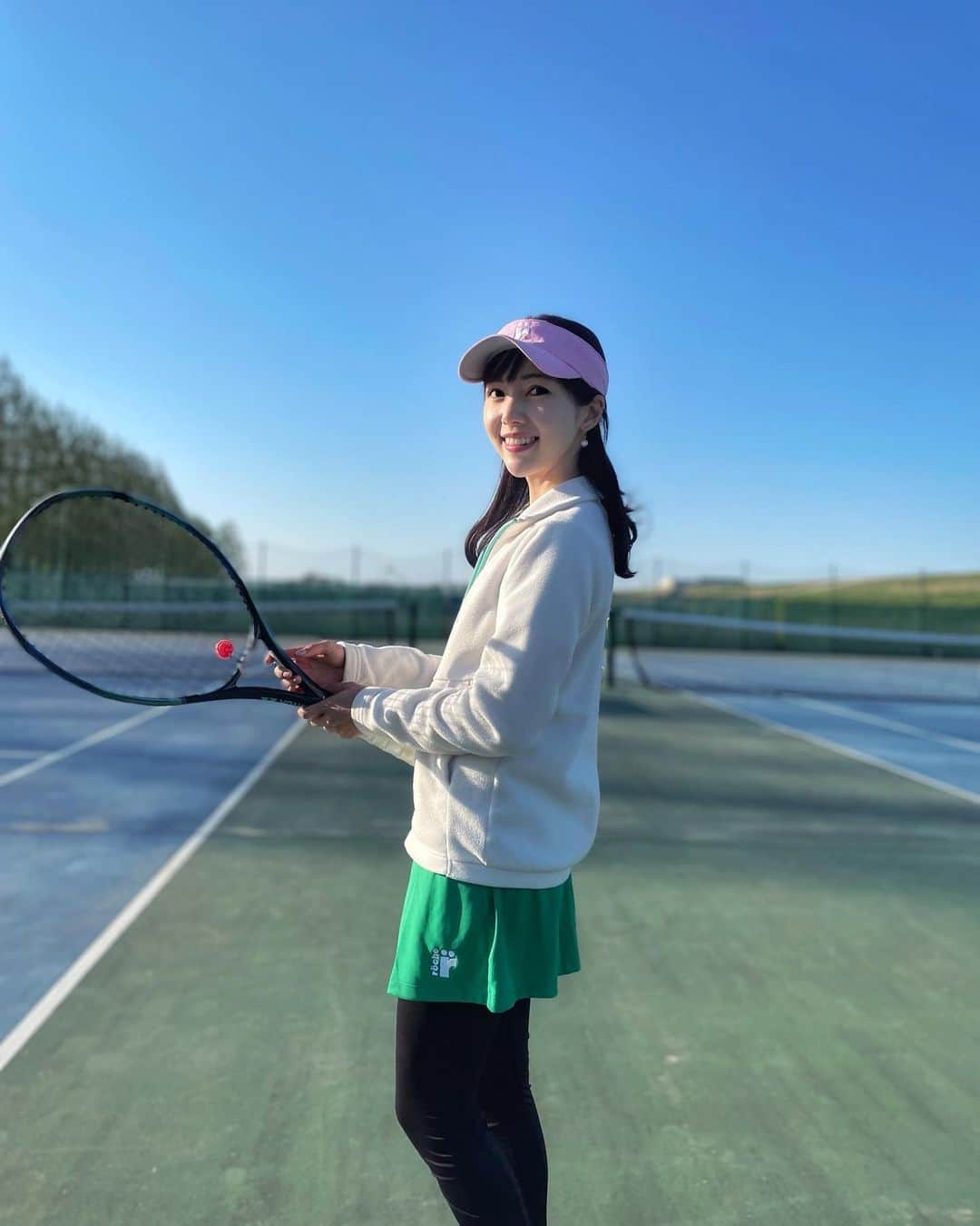 川又智菜美のインスタグラム：「ここはどこでしょう？🎾 ⁡ ストーリーズでクイズしたら 沢山の方が答えてくれて楽しかった😆 ⁡ 当たった方多くて、皆色んなところに テニスしにいってるし、洞察力すごいなってなりました👀 ⁡ 大宮けんぽで開催されていた スタテニカップにお邪魔してきました！ 私は初めて行ったので、敷地内の広さにびっくり😳 はじめ全然違う区画にいっちゃいました😂 （行ったことある方は気持ちわかってくれるよね？🥺） ⁡ 出場者の方たちとエキシビマッチで ダブルスもしたり、テニス談義したりと 楽しかったです！ありがとうございました☺️  今週も1週間頑張っていきましょー！！ ⁡ #テニス #テニス女子 #tennis」