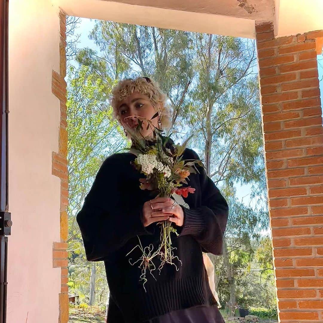 Sofia Viscardiさんのインスタグラム写真 - (Sofia ViscardiInstagram)「quel mazzolin di fiori a volume alto nelle casse」4月10日 19時07分 - sofiaviscardi