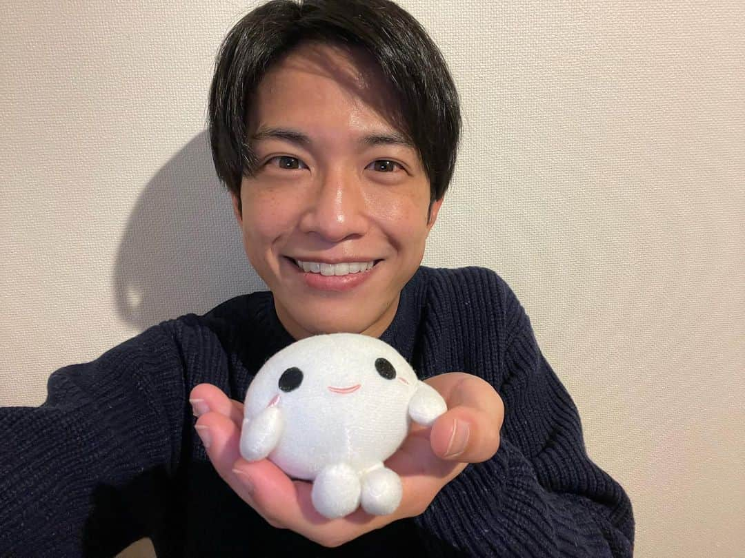 田村浩平のインスタグラム：「. 「チュウキョ〜くん(よりも自分が)可愛い」  冗談です。 おやすみなさい。  #中京テレビ #中京テレビアナウンサー #アナウンサー #田村浩平 #たむ撮 #自撮りのプロ ? #チュウキョーくん #ぬいぐるみ好き #ぬいぐるみ男子 #ぬいぐるみキーホルダー」