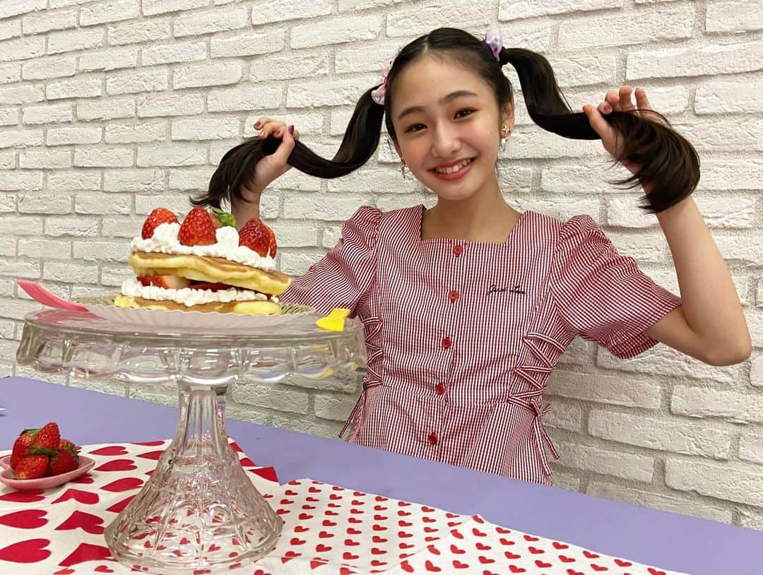 ニコ☆プチのインスタグラム：「🍓😚💖  4月号のプチモ連載の様子だよ🌟 料理をするのも食べるのも好きなリコでした❣️✨  #ニコプチ #プチモ #ニコプチモデル #崎浜梨瑚  #jc1」