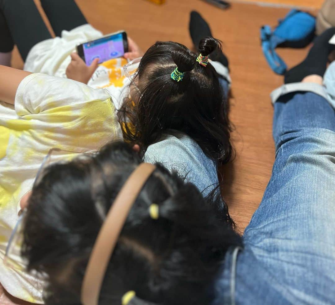 ヤナギブソンさんのインスタグラム写真 - (ヤナギブソンInstagram)「娘が俺の足を枕にしてくれてるからオキシトシンが分泌されるなぁ。  #オキシトシン」4月10日 19時09分 - yanagib