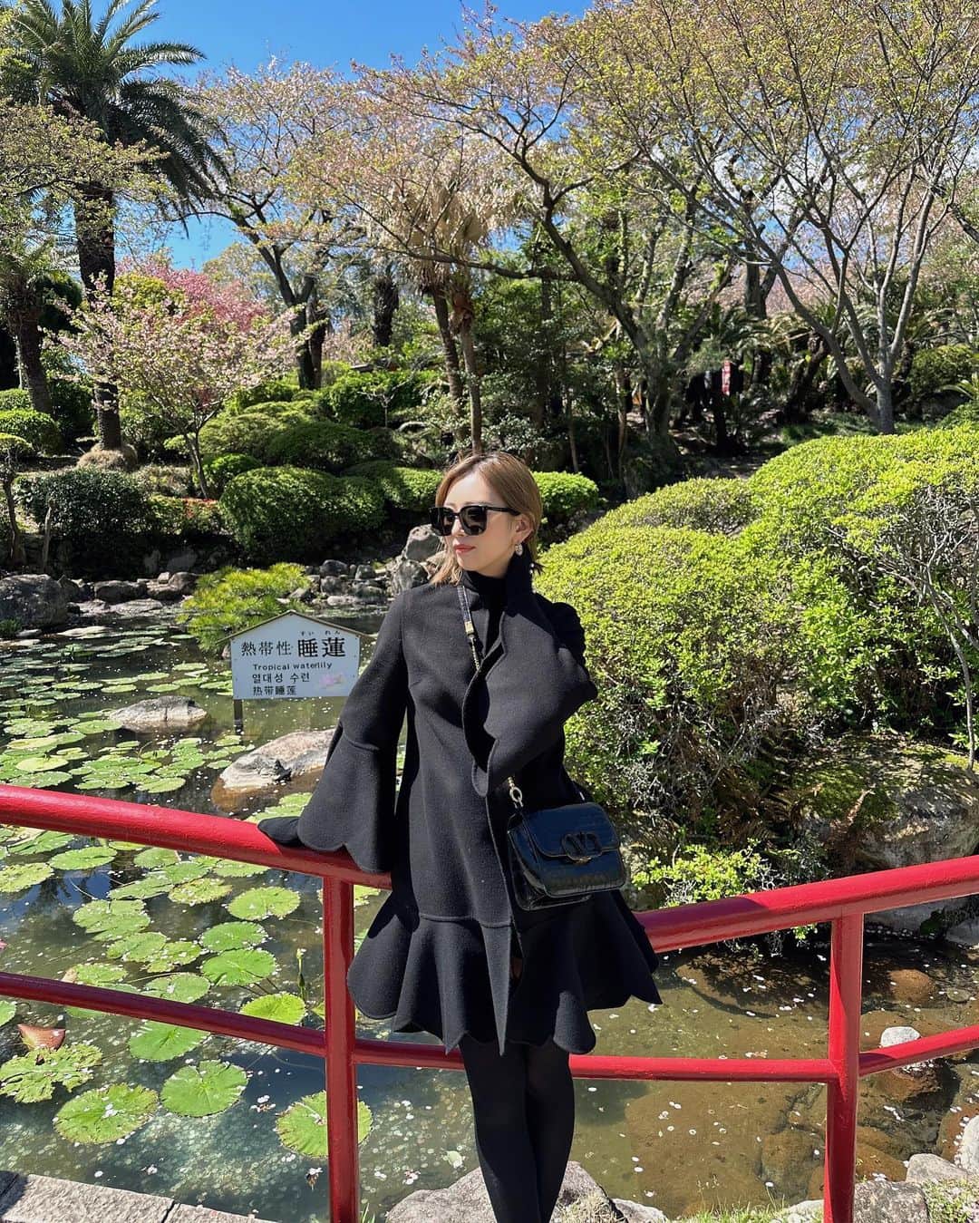 木下春奈のインスタグラム：「・ オシャレは我慢 なんて言葉もありますが、年々寒さには勝てず、 この日も諦めて黒タイツを着用したら まっくろくろすけになった日🫥🖤」