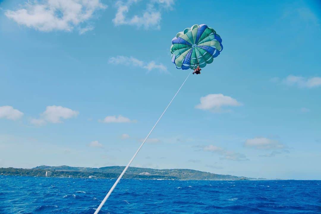 グアム政府観光局さんのインスタグラム写真 - (グアム政府観光局Instagram)「グアムの空と海とエメラルドブルーの絶景を上空から見渡す、パラセーリング。スリリングな感覚を味わえる、グアムでも人気のアクティビティのひとつです。 島全体を覆うジャングルや、透明度抜群の海とサンゴ礁を見下ろすことができ、空中からグアムの大自然の豊かさを味わうことができますよ！  #hereweguam #Guam #グアム #insta #weekend #instagood #instaphoto #旅行 #海外旅行 #instagram  #parasailing #パラセーリング #グアムアクティビティ #activity #グアムスポーツ #グアムマリンスポーツ」4月10日 19時18分 - visitguam_jp
