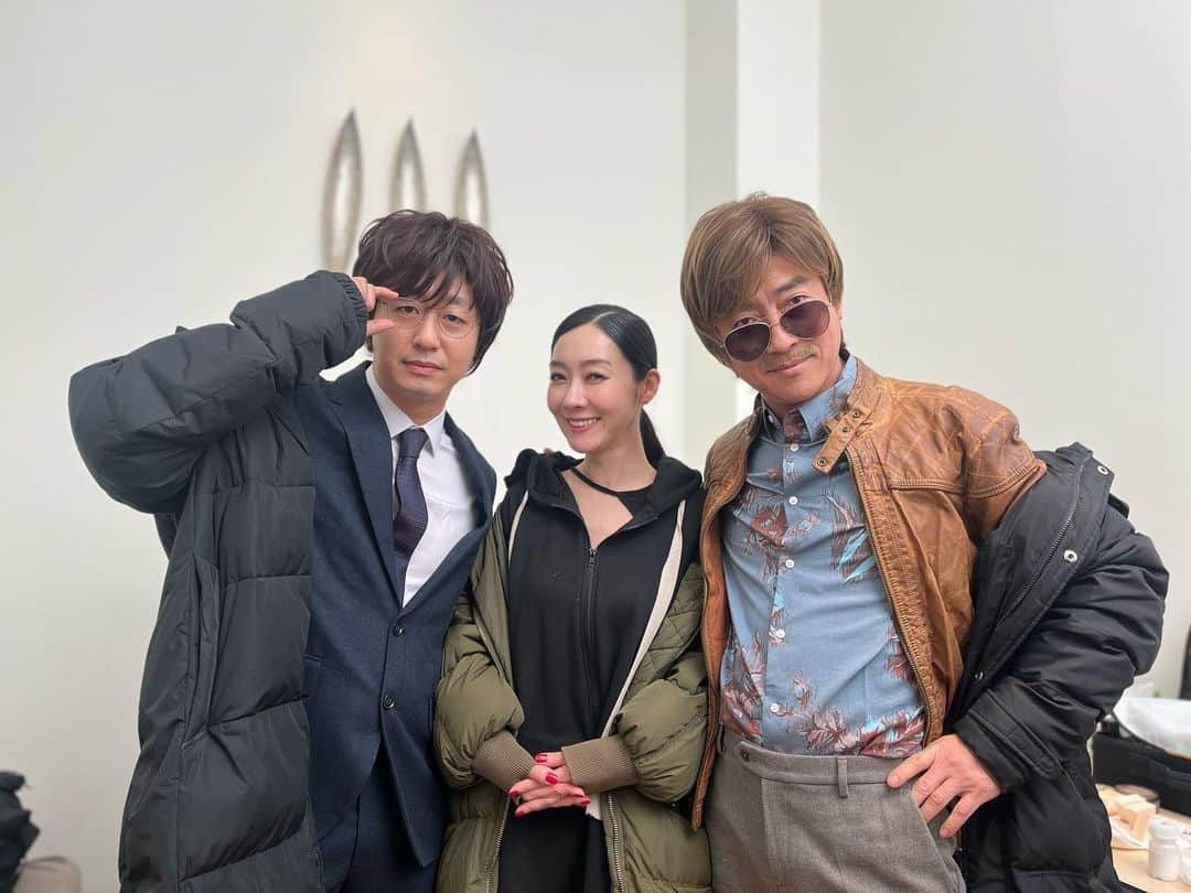 ユ・ジヨンのインスタグラム：「너무나 애정하는 울 혁진오빠랑, 지인짜 오랫만에 한작품에서  만난 배유람이와 함께!😍✌️  오랜 지인들을 현장에서 만나는 건.. 행운이자,행복한 일입니다.🙏 덕분에 몹시 든든했어요.😍 @kottachi59 혁진오빠. @gaeddac  유람아. 그리고, 사진에는 안계시지만, @lunatheboy 의성선배님👍  그리고, 우리 상민이👍👍👍👍👍 쵝오였다우  #또다른작품으로만나요  #모범택시2 #감사했어요」